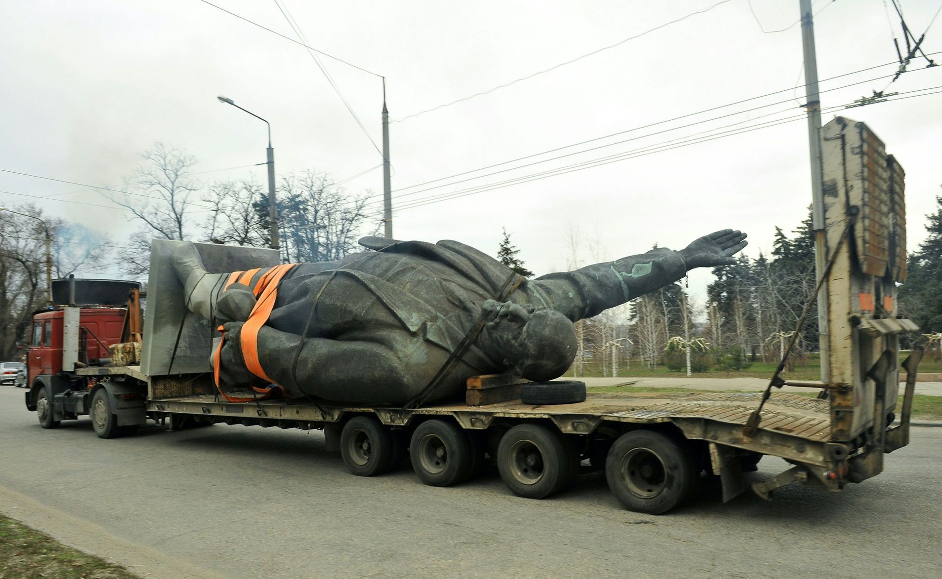 Ukraine : démontage d'une statue de Lénine en 2016