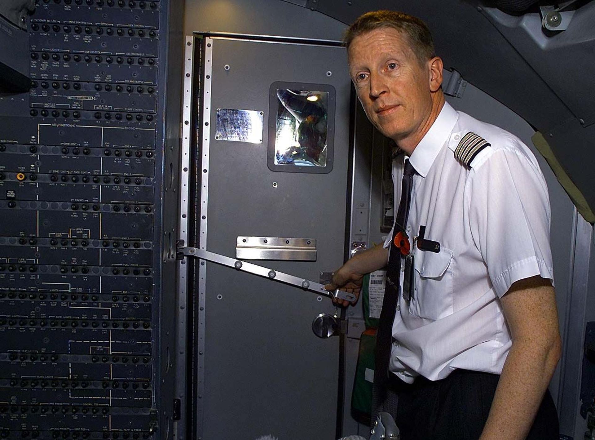 Le capitaine de Virgin Atlantic Ian Belmore montre la nouvelle porte de cockpit renforcée après les attentats du 11 septembre 2001.