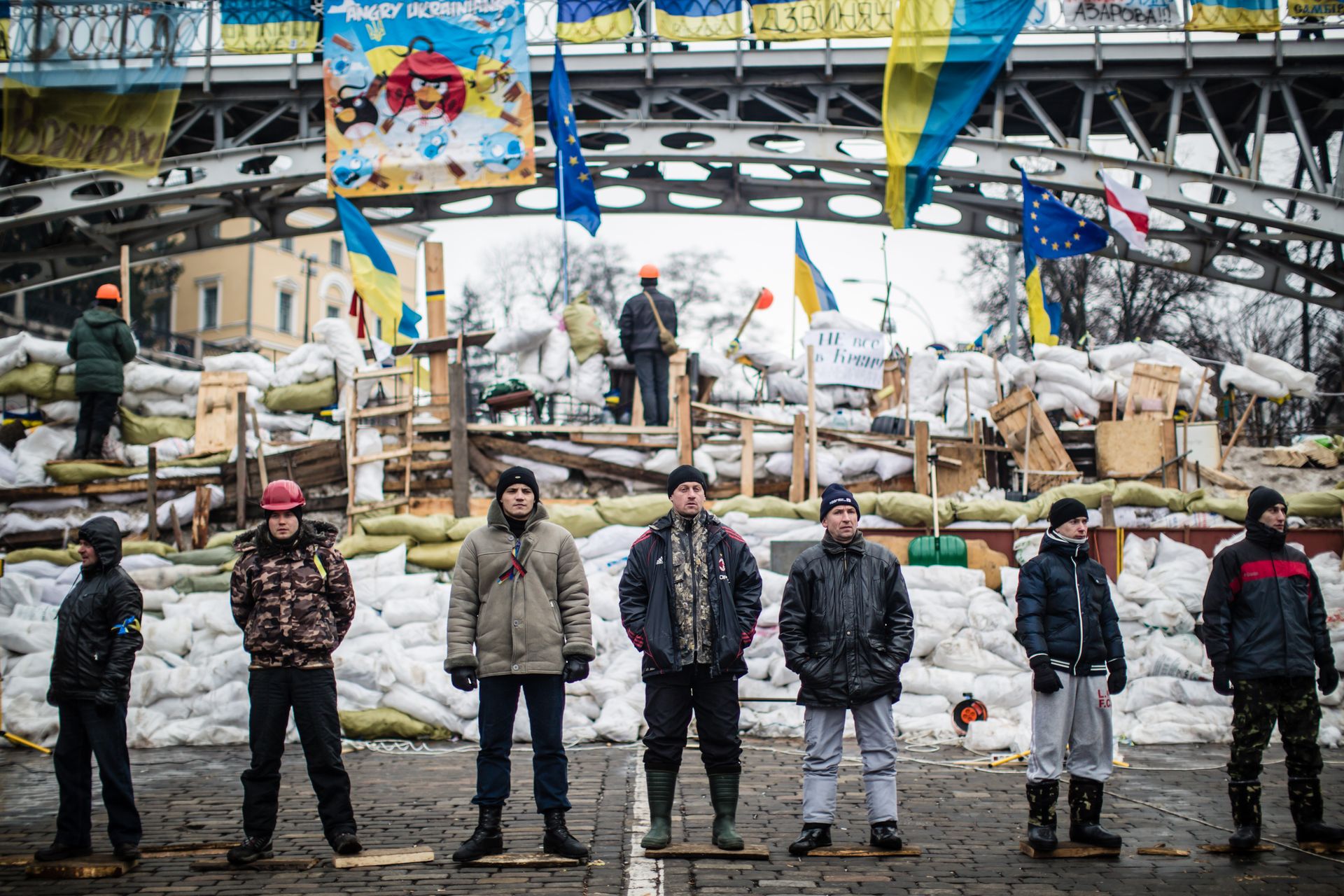 Des manifestants anti-gouvernementaux gardent une barricade destinée à empêcher la police de les expulser de la place de l’Indépendance, le 13 décembre 2013 à Kiev, en Ukraine. Des milliers de personnes protestent contre le gouvernement depuis la décision