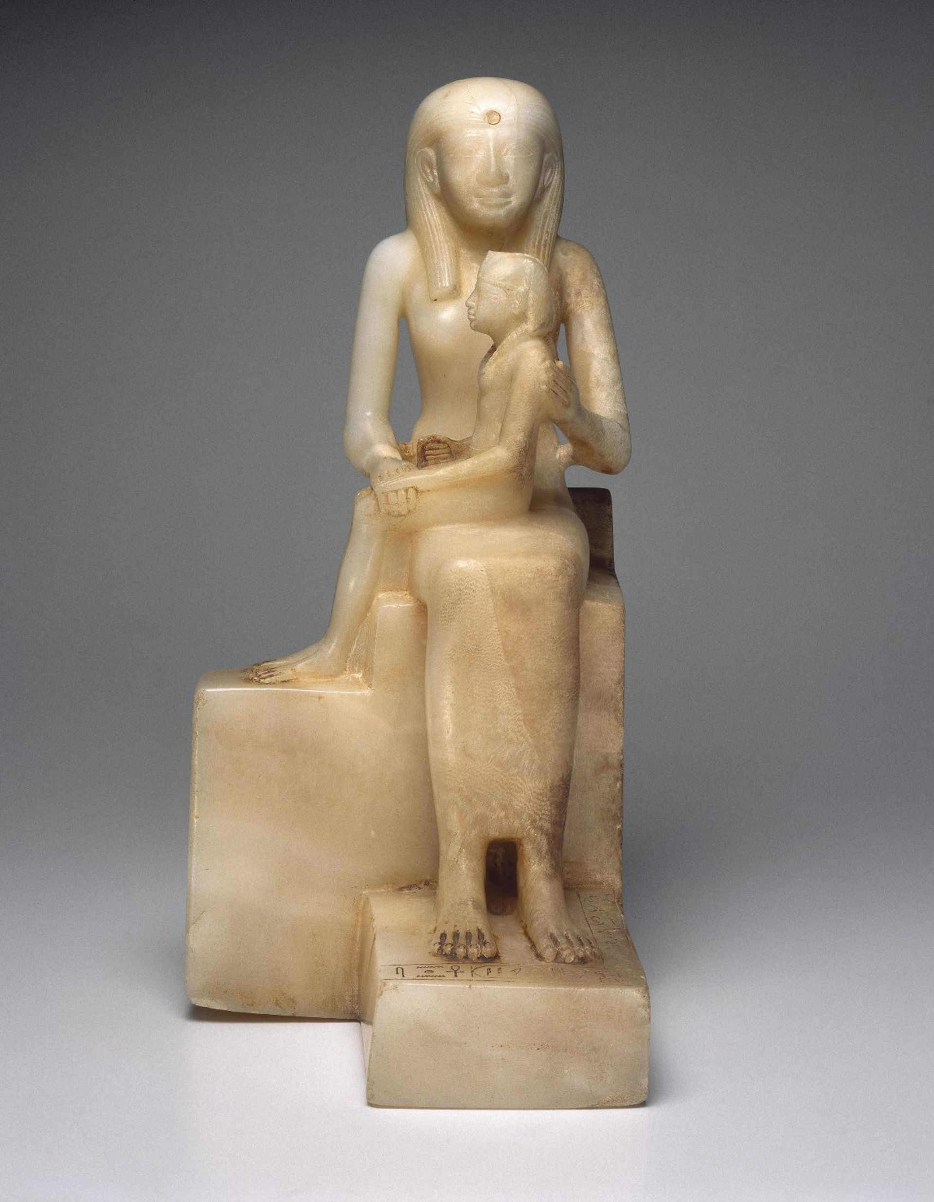 5 – Pépi II sur les genoux de la reine Ankhnesmerire.