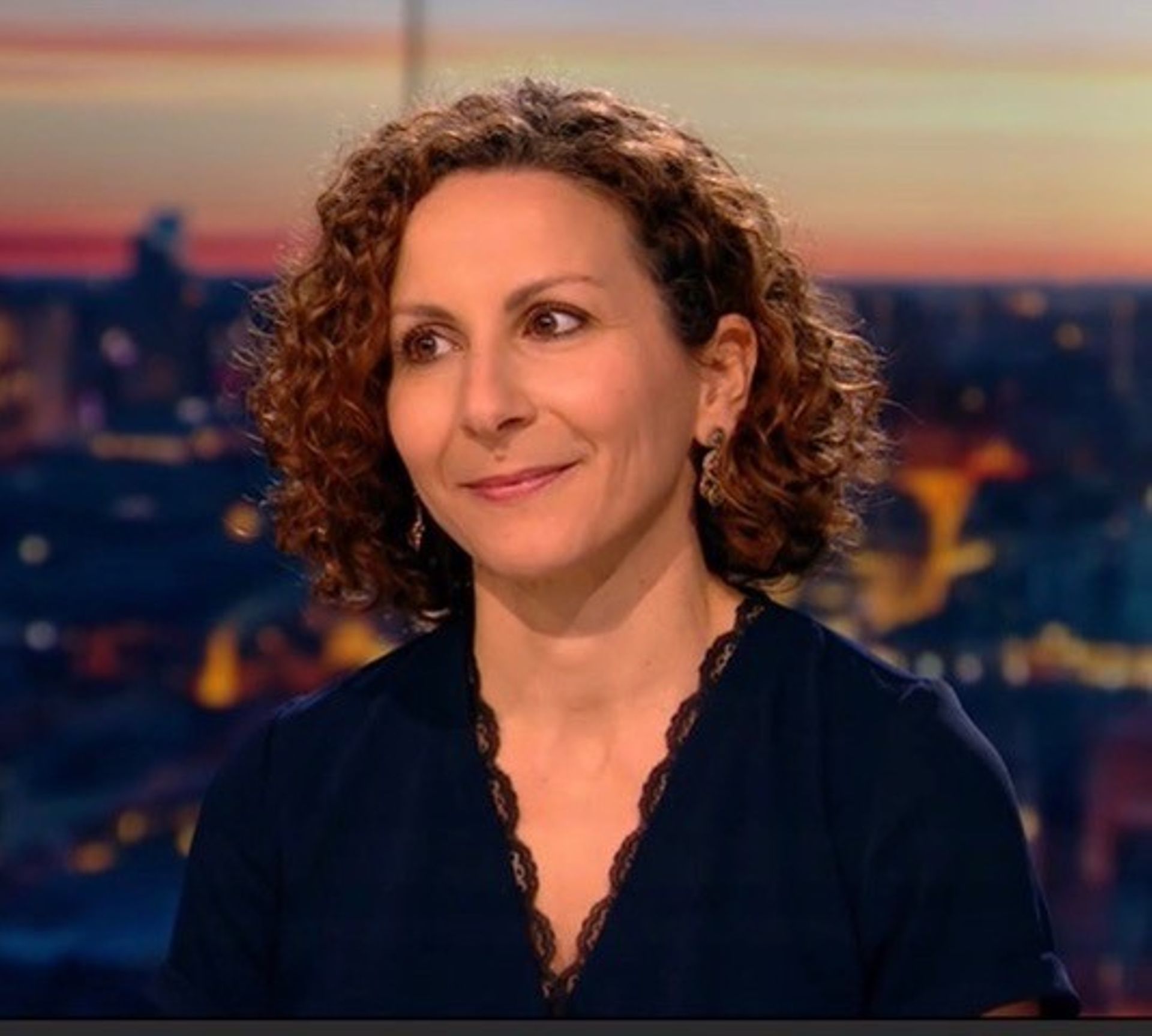 Leïla Belkhir, infectiologue : ' il faut que tout le monde se sente concerné ' - RTBF Actus
