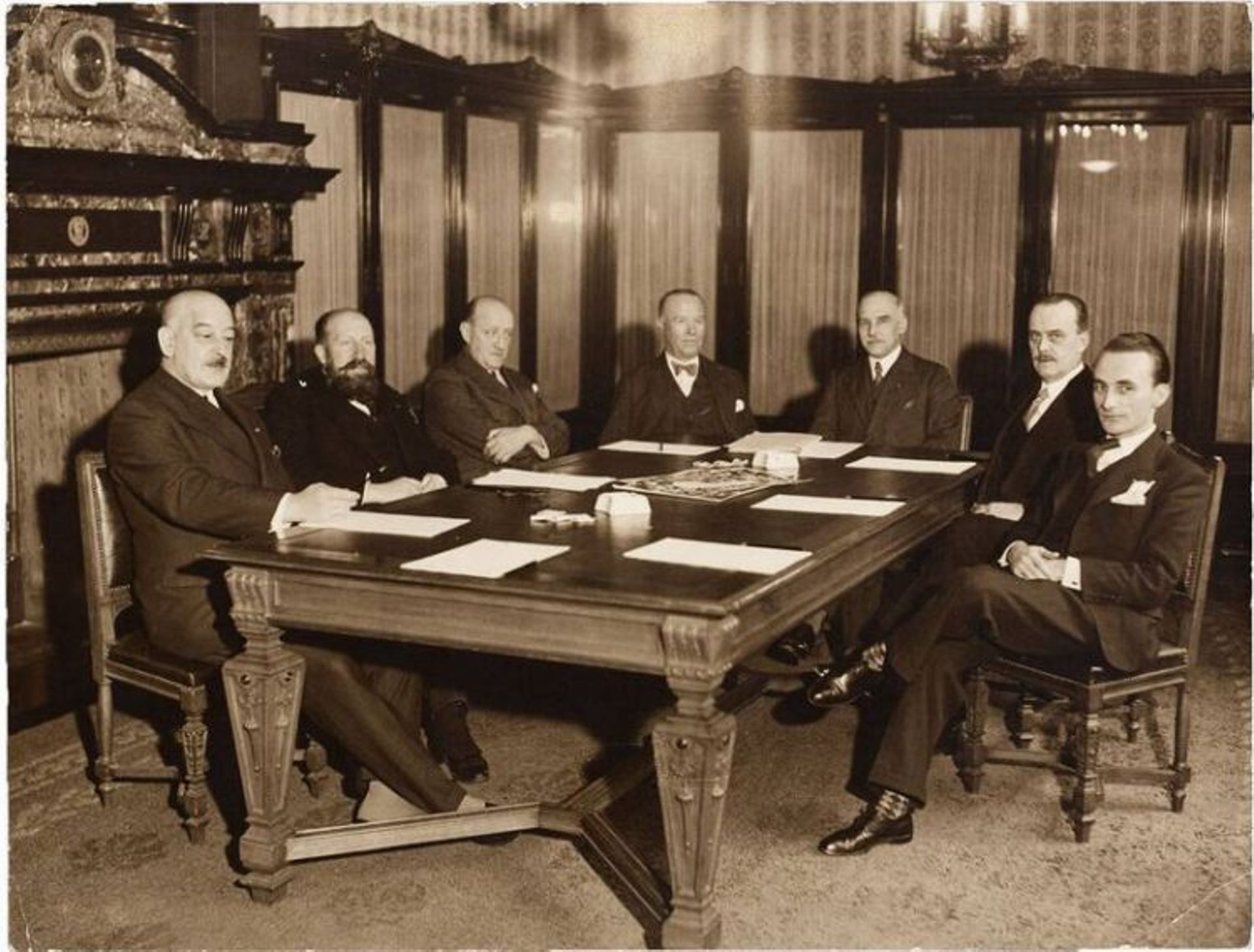18 mai 1934 : premier conseil d'administration de la Loterie Coloniale avec de gauche à droite : MM Schockaert, Detry, Gorlia, Smeers, Kuck, Flaminne et Pétillon. 