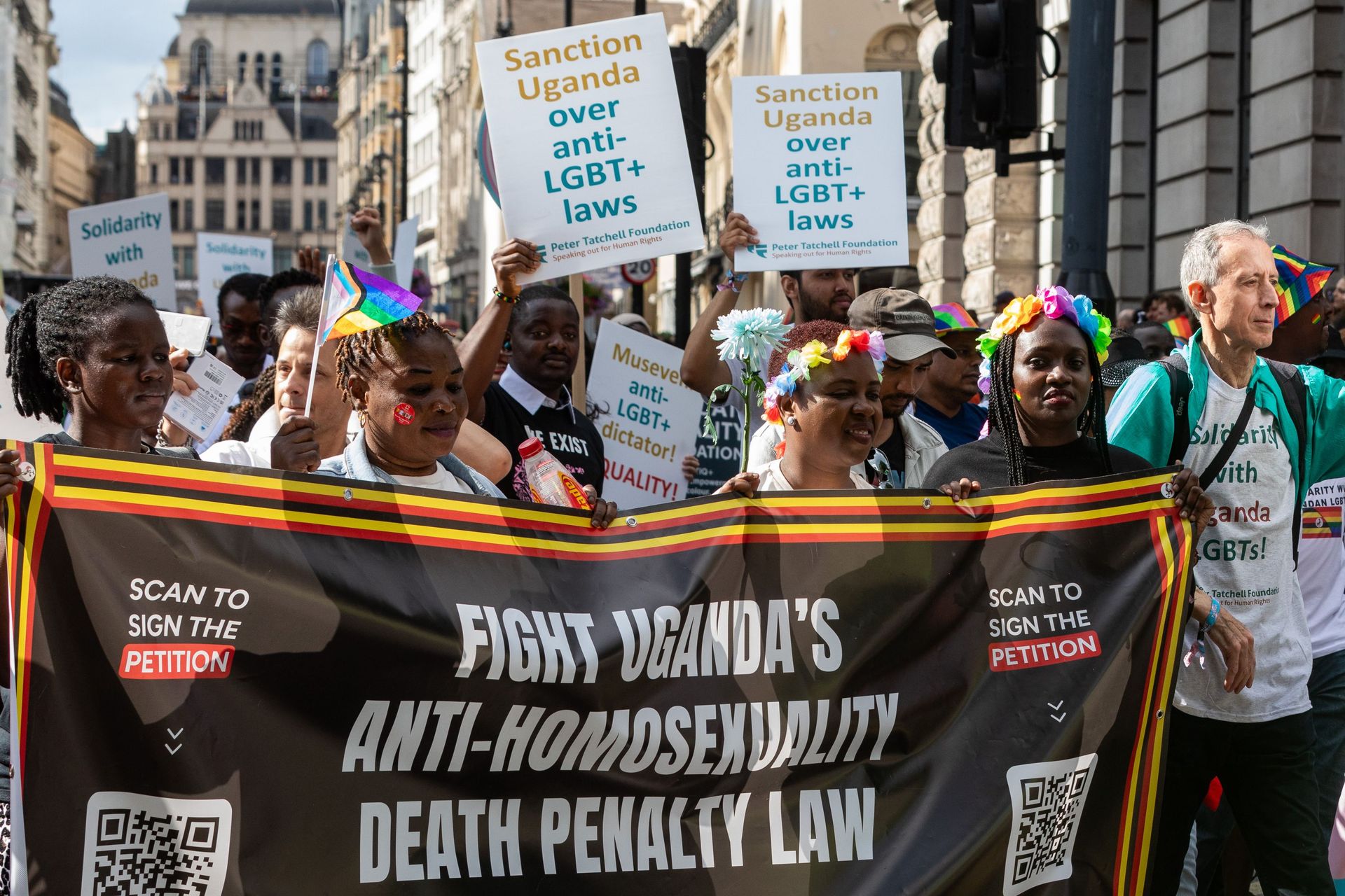 Des militants appelant à sanctionner l'Ouganda pour ses lois anti-LGBT+ lors du défilé de la Pride de Londres, le 1er juillet 2023, au Royaume-Uni.