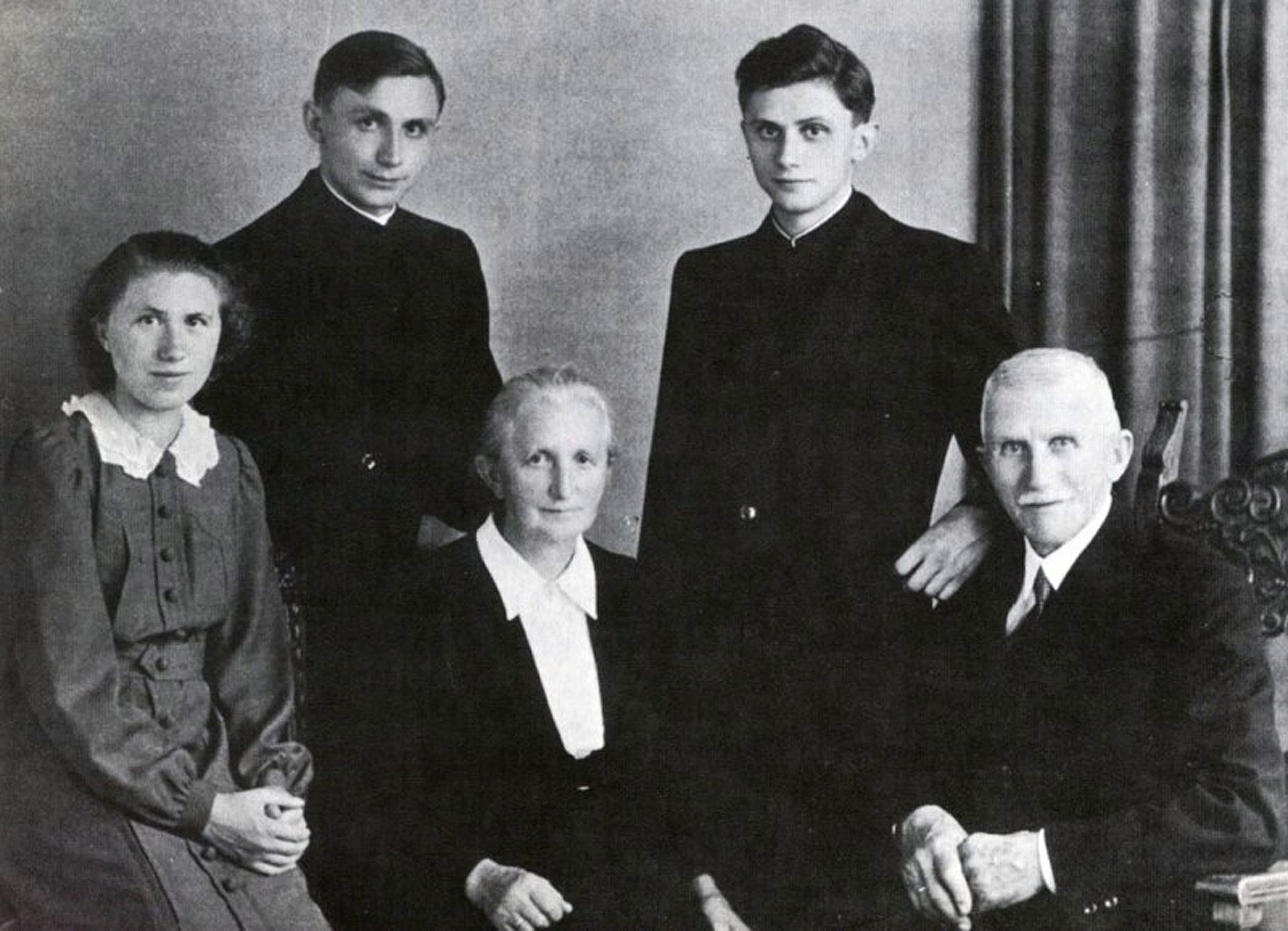 La famille Ratzinger en 1951 à Freising, en Bavière (Allemagne) – Joseph, le futur Benoît XVI, est en haut à droite.