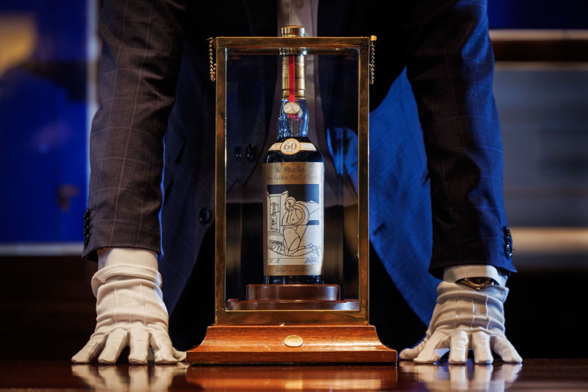 Cette bouteille de whisky serait la plus vieille au monde, elle va être  mise en vente aux enchères - Edition du soir Ouest-France - 27/04/2021
