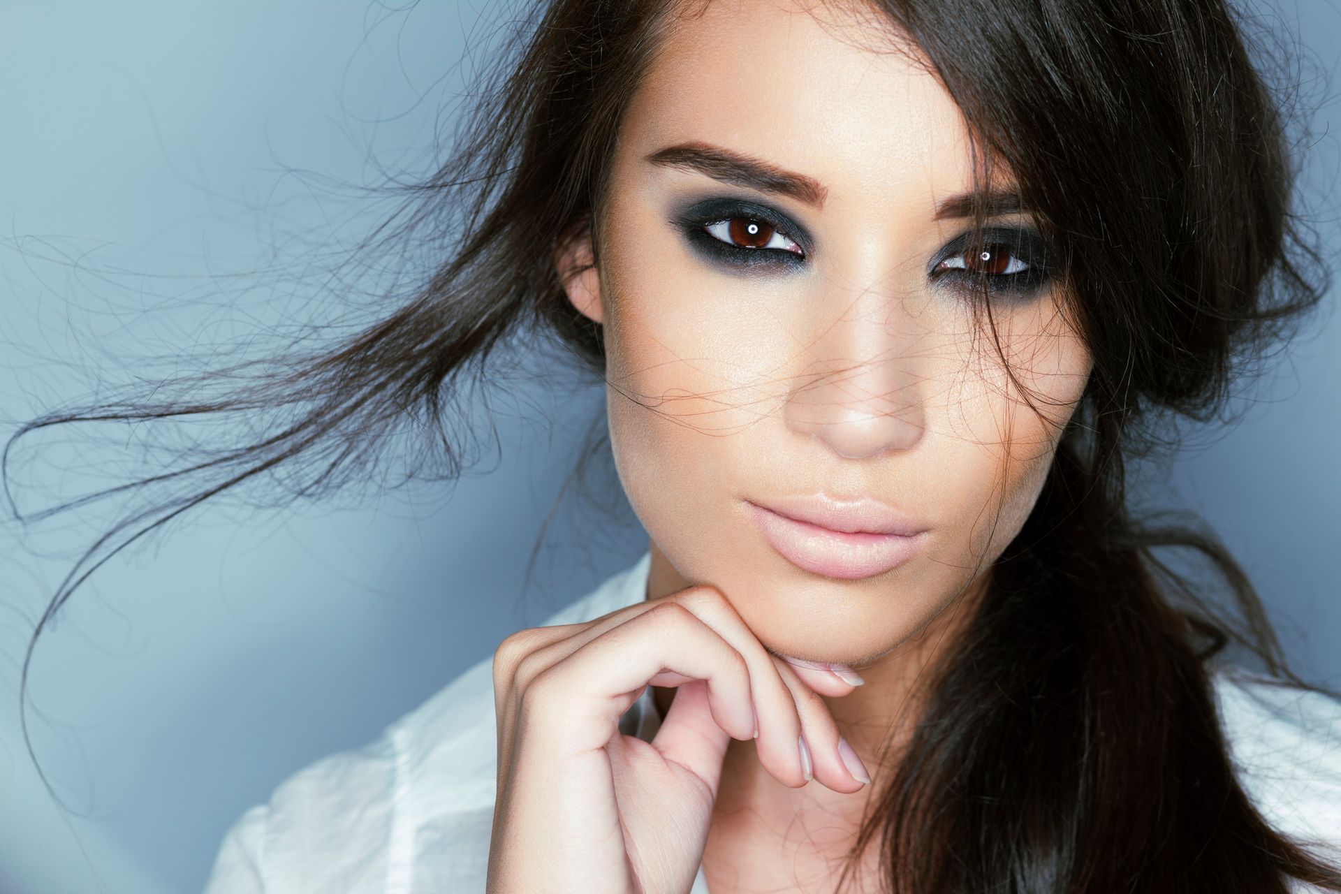 Rouge, smokey eye et faux cils plébiscités par les Britanniques.