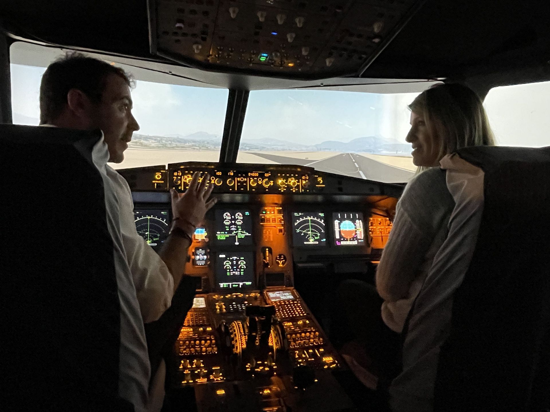 Dans le simulateur, fixe mais réaliste, Dina a pris place aux côtés du pilote Damien Lapôtre.