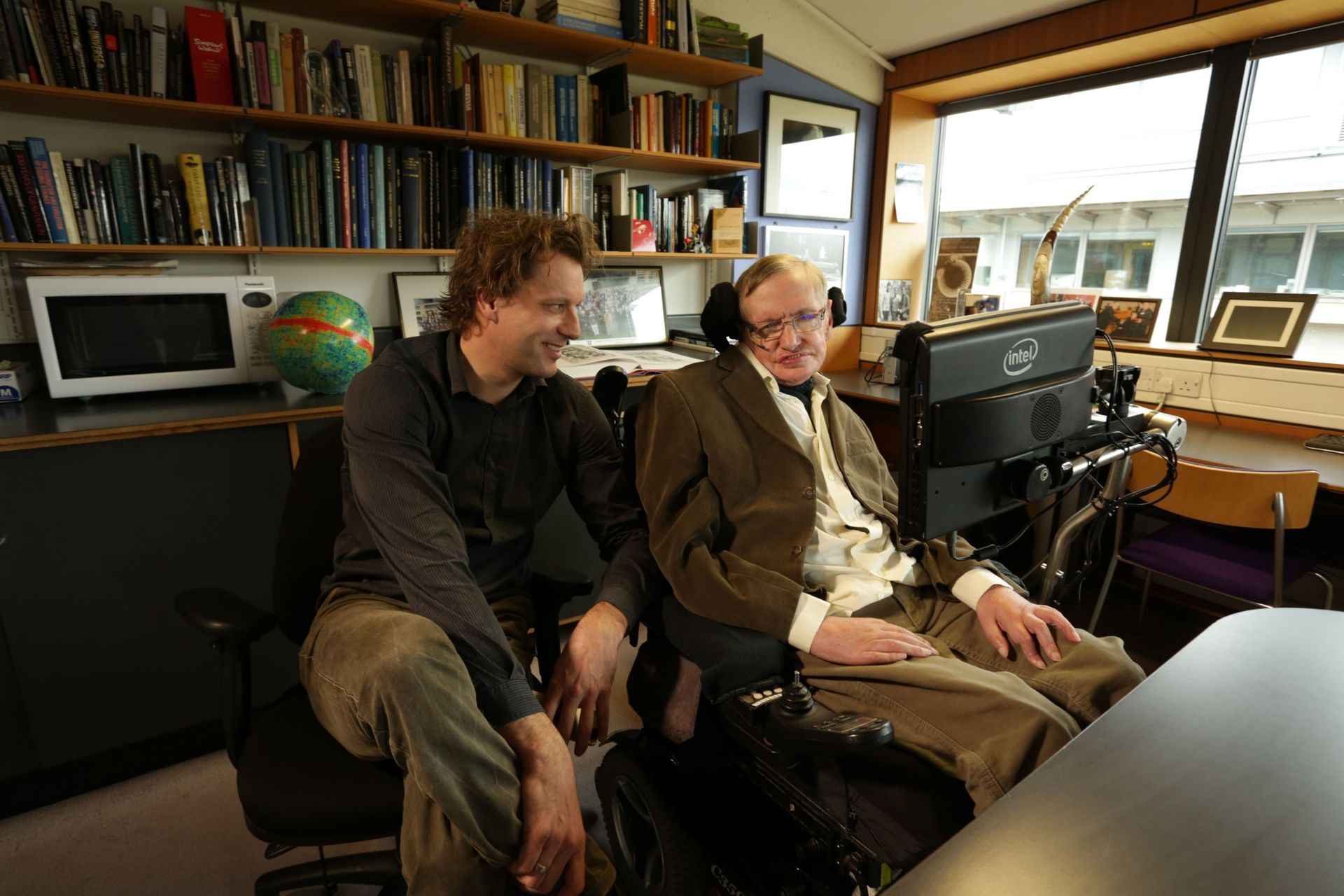 Thomas Hertog et Stephen Hawking à Cambridge.