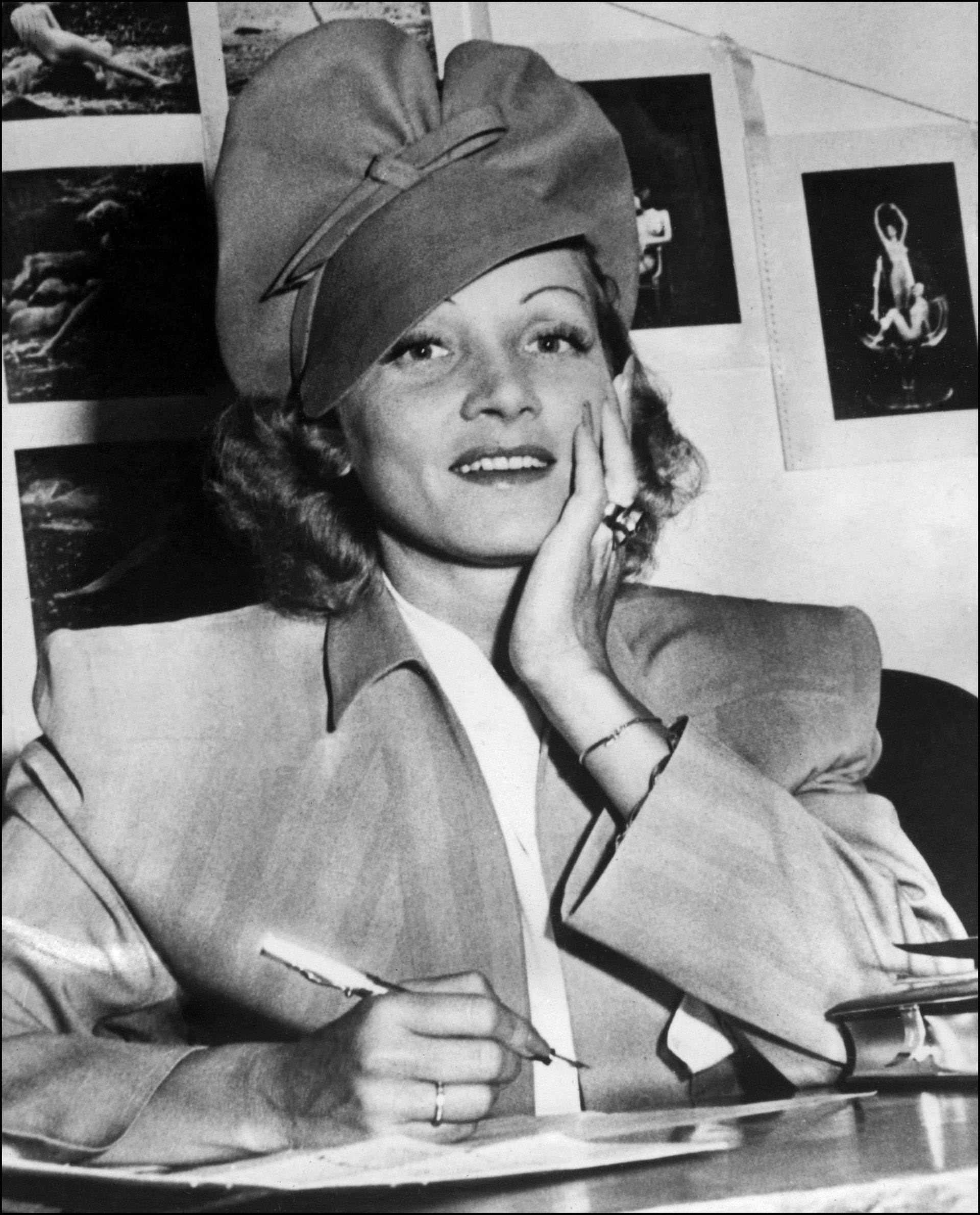 Marlène Dietrich signe sa naturalisation américaine en 1939.