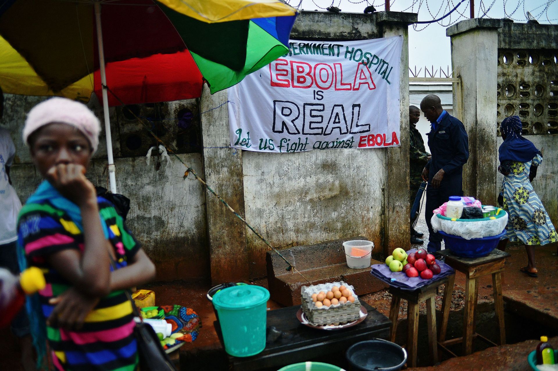 Un panneau avertissant des dangers d'Ebola à l'extérieur d'un hôpital gouvernemental à Freetown au en Sierra Leone en 2014