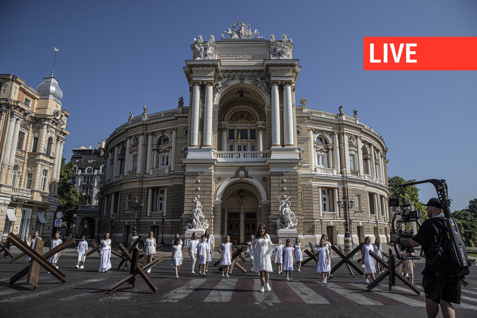 Un clip est tourné entre les barricades devant le théâtre académique national d'opéra et de ballet d'Odessa par une organisation non gouvernementale pour attirer l'attention sur la guerre en cours entre la Russie et l'Ukraine à l'occasion du 24 août, jour