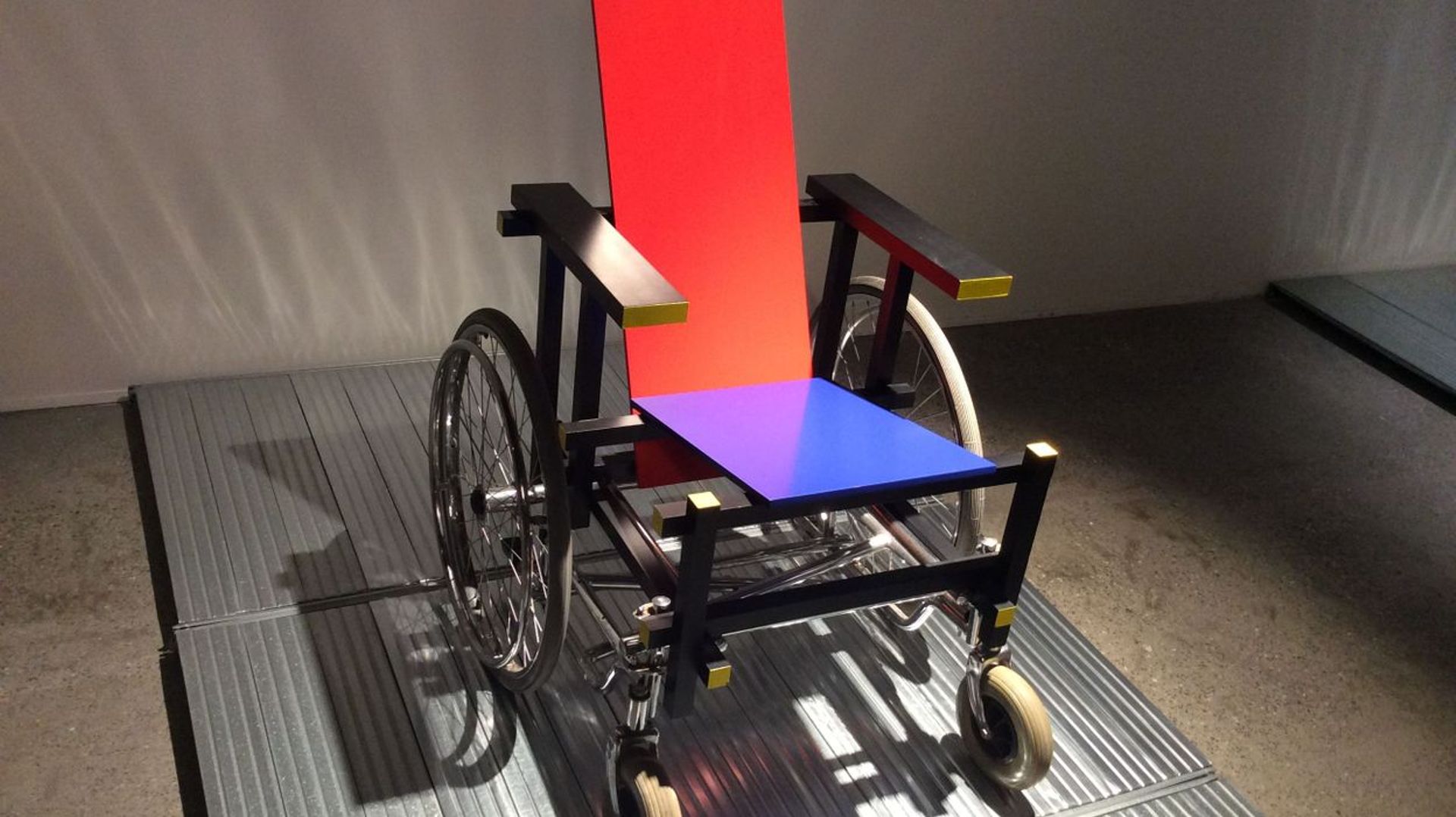 99 chaises, bien assises au Design Museum Brussels