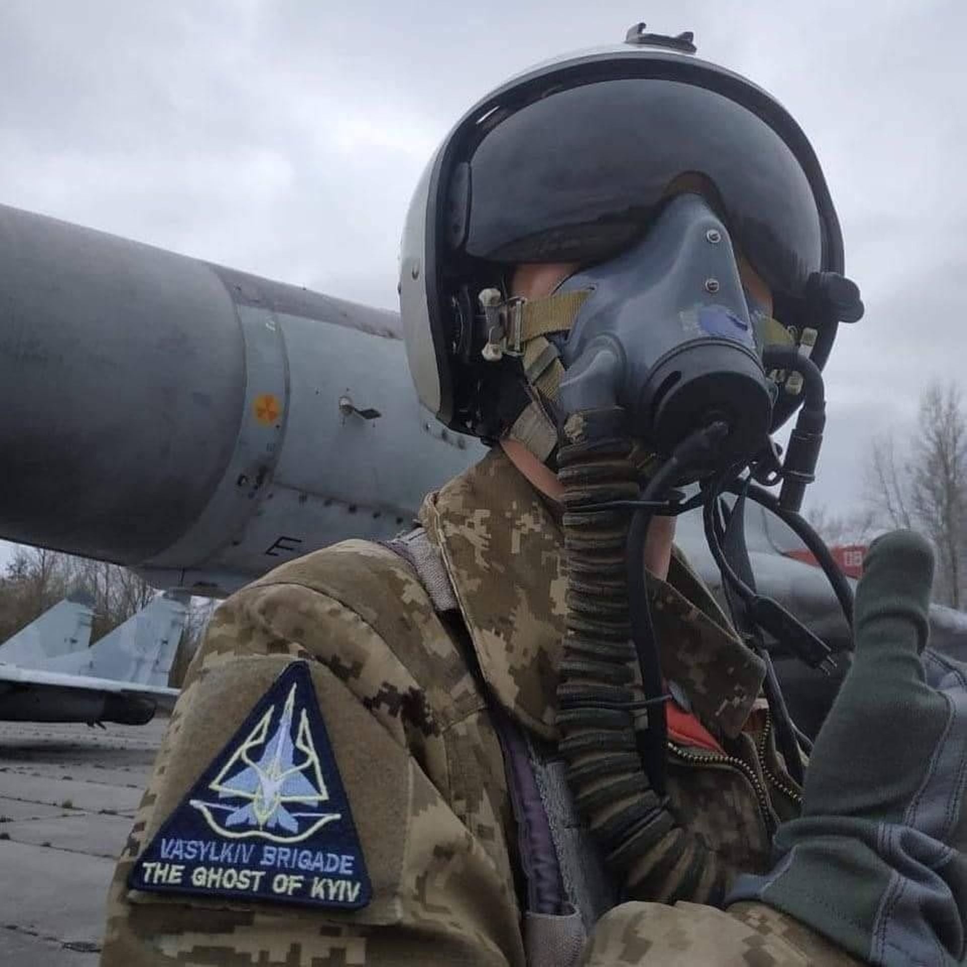 "Le fantôme de Kiev est vivant et incarne une image collective des pilotes hautement qualifiés de la brigade d'aviation tactique défendant avec succès Kiev et sa région", a déclaré le porte-parole de l'armée de l'air.