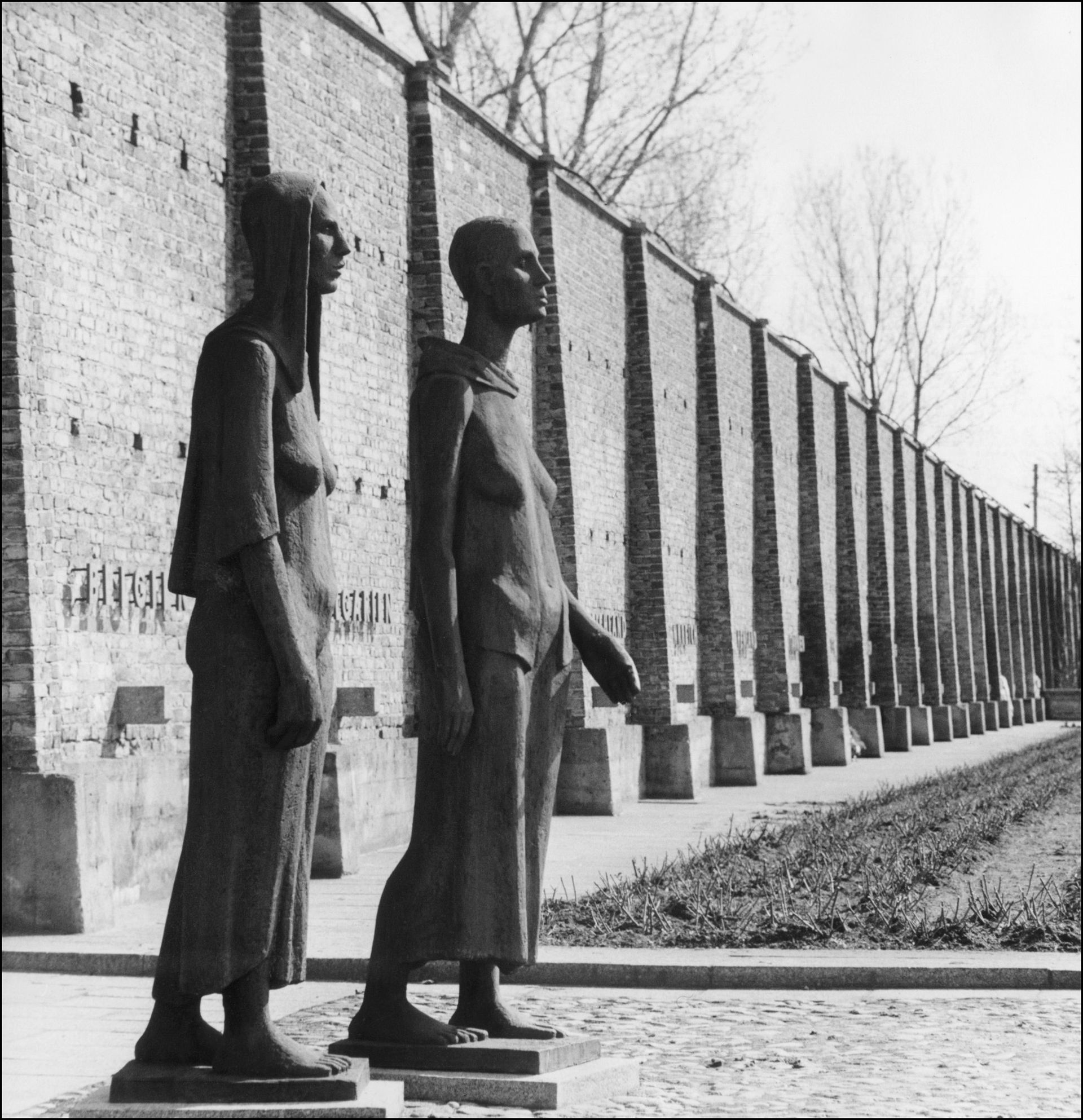 Statues aux victimes du camp de Ravensbrück, devant l'endroit, situé à 80 km de Berlin, en 1965 