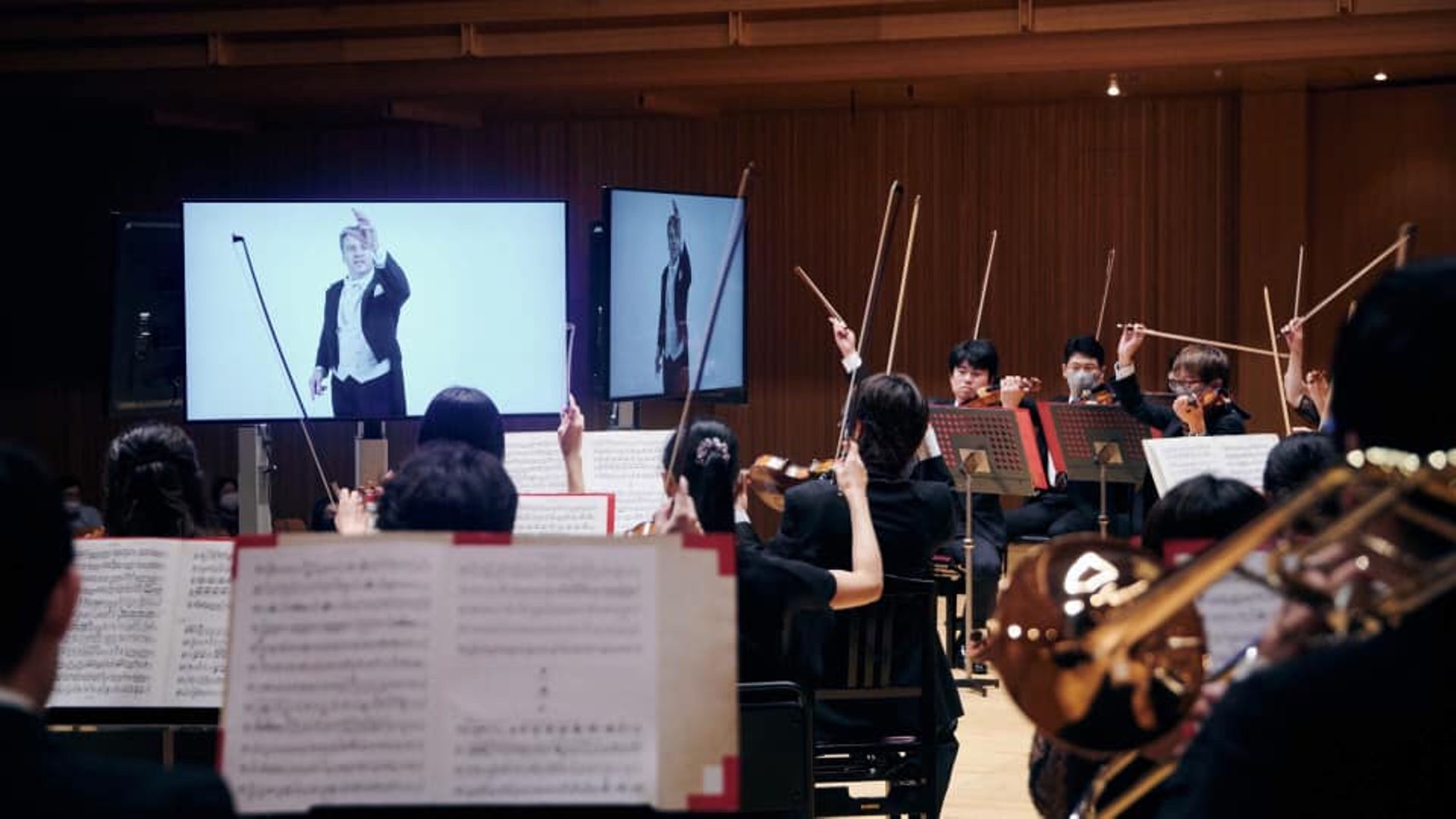 Le chef s’est filmé en costume devant un fond blanc, dirigeant l’orchestre dans la huitième symphonie de Dvorak.