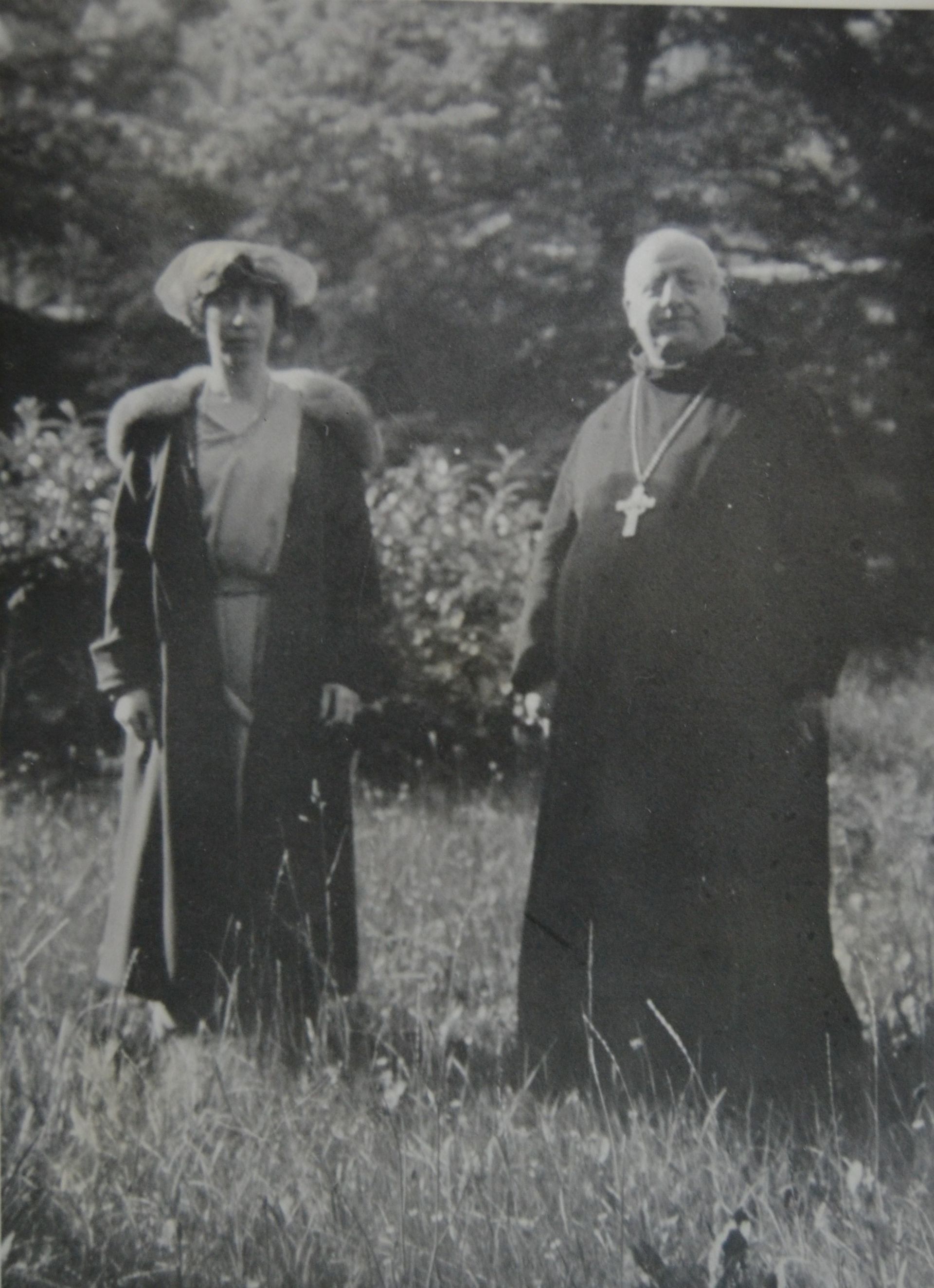 La reine Élisabeth en compagnie de dom Columba Marmion, Maredsous, 9 juin 1920.
