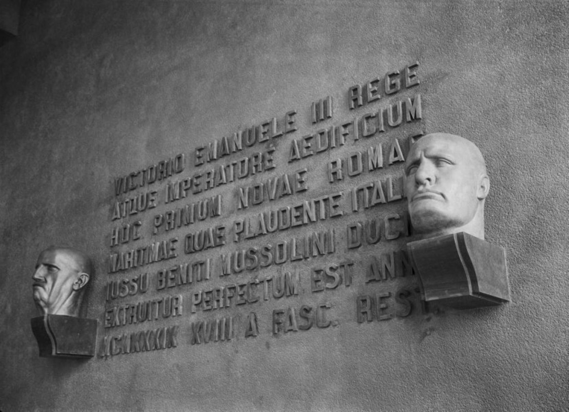 A l'intérieur du Palais des Congrés, les bustes du roi Victor Emmanuel III et de Benito Mussolini, en 1938