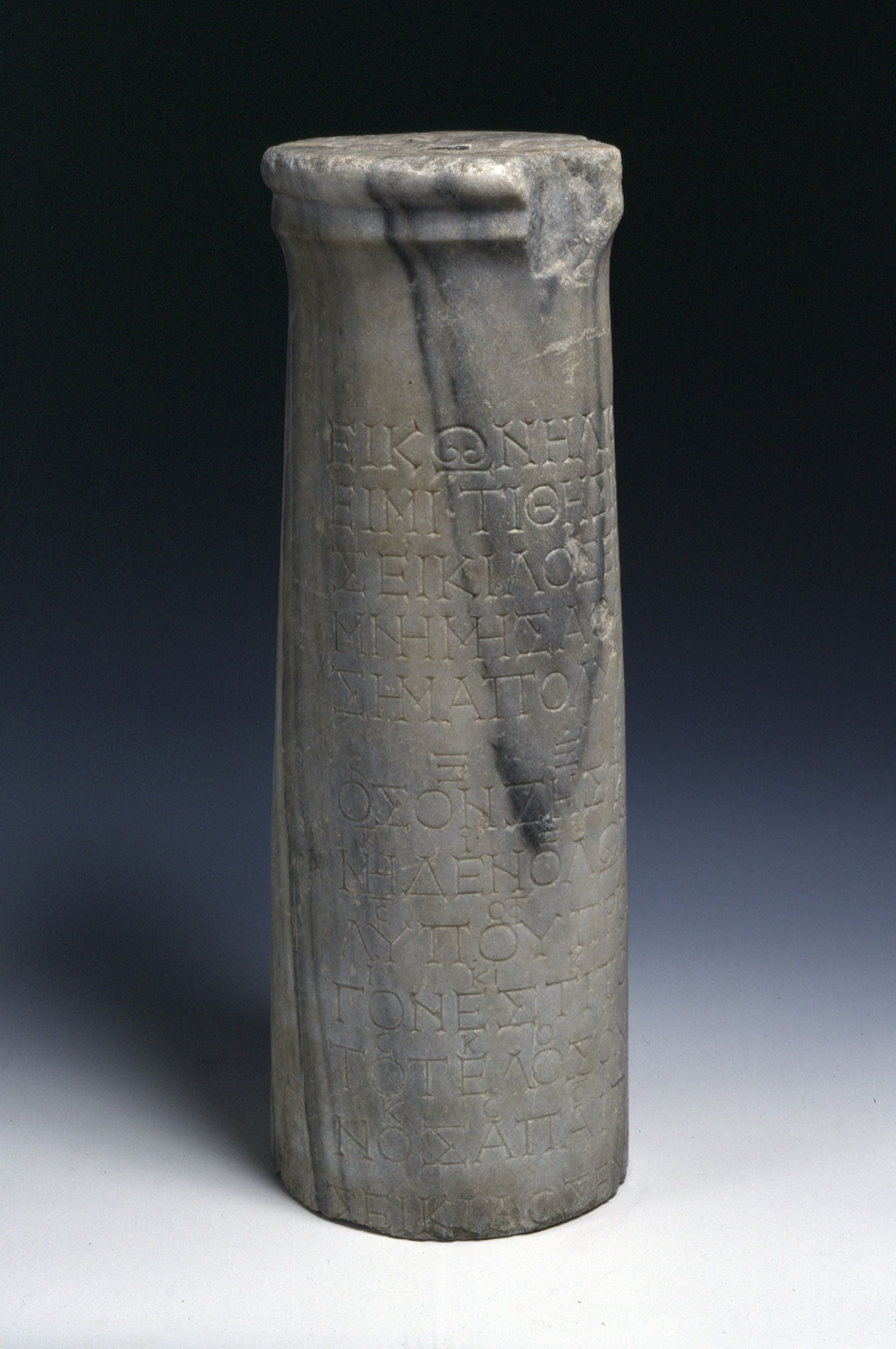 Stèle portant l’inscription de Seikilos, vers la fin du 1er siècle après-Jésus-Christ, exposé au Musée National du Danemark, à Copenhague