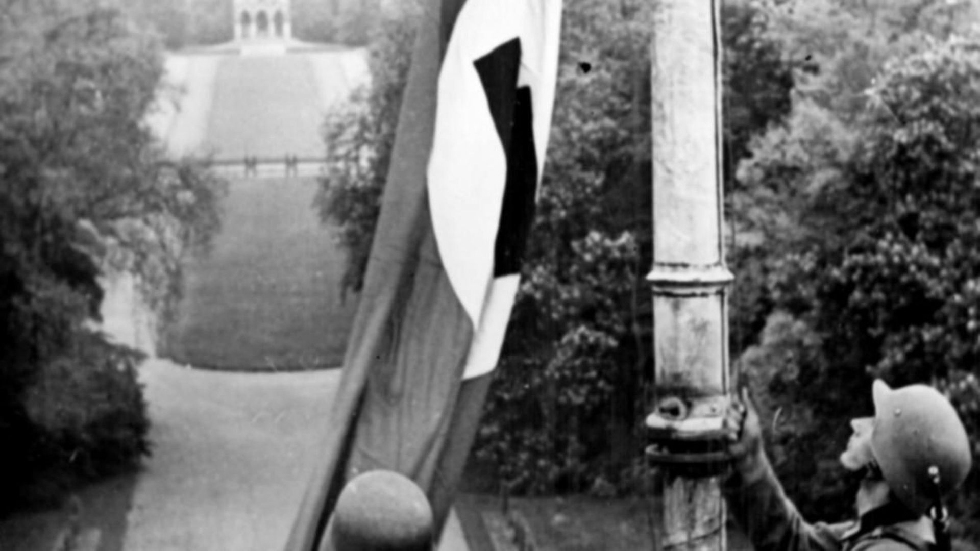 Le drapeau nazi hissé sur le château de Laeken