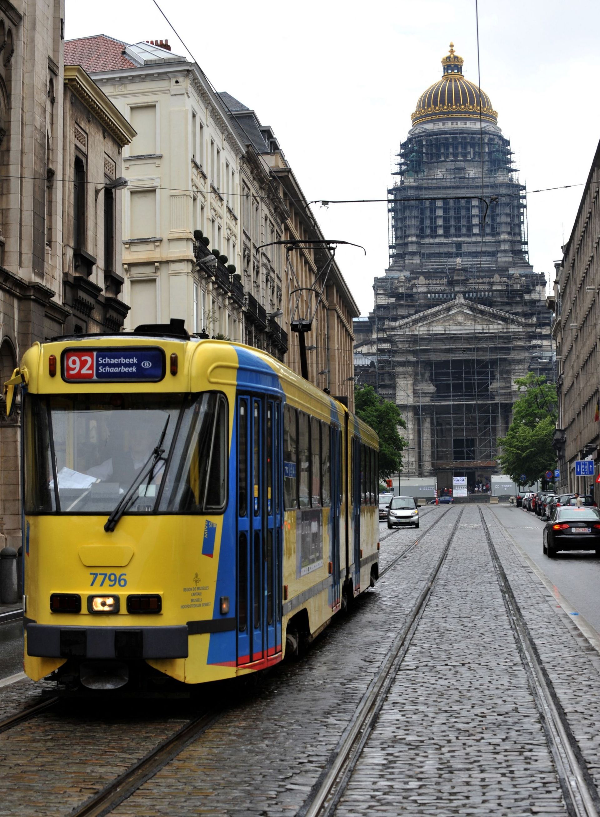 Un tramway devant le Palais de Justice à Bruxelles le le 6 juin 2010.