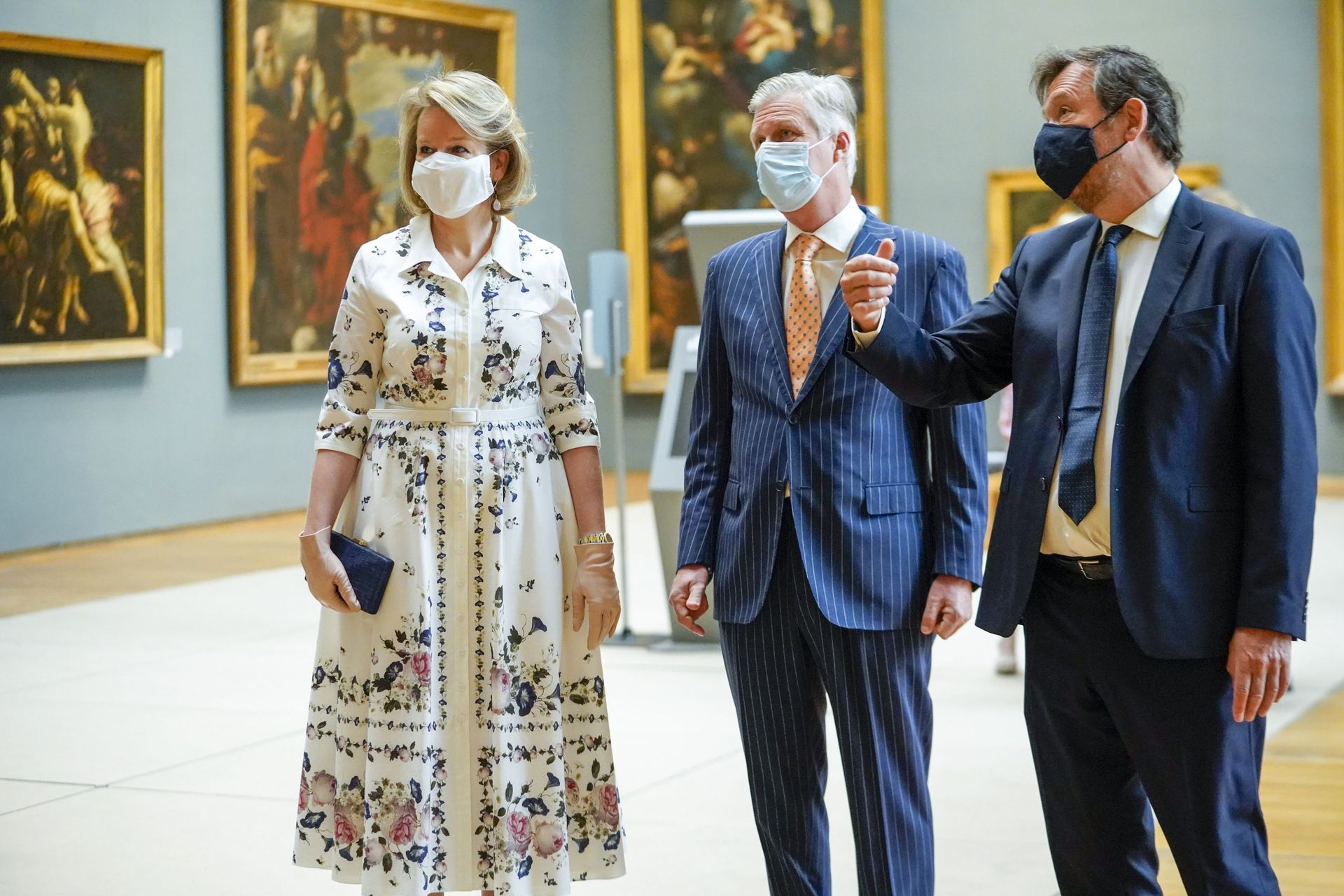 Le Roi Philippe et la Reine Mathilde, masqués, en visite aux Musées Royaux des Beaux-Arts, avec son directeur Michel Draguet le 19 mai dernier. 