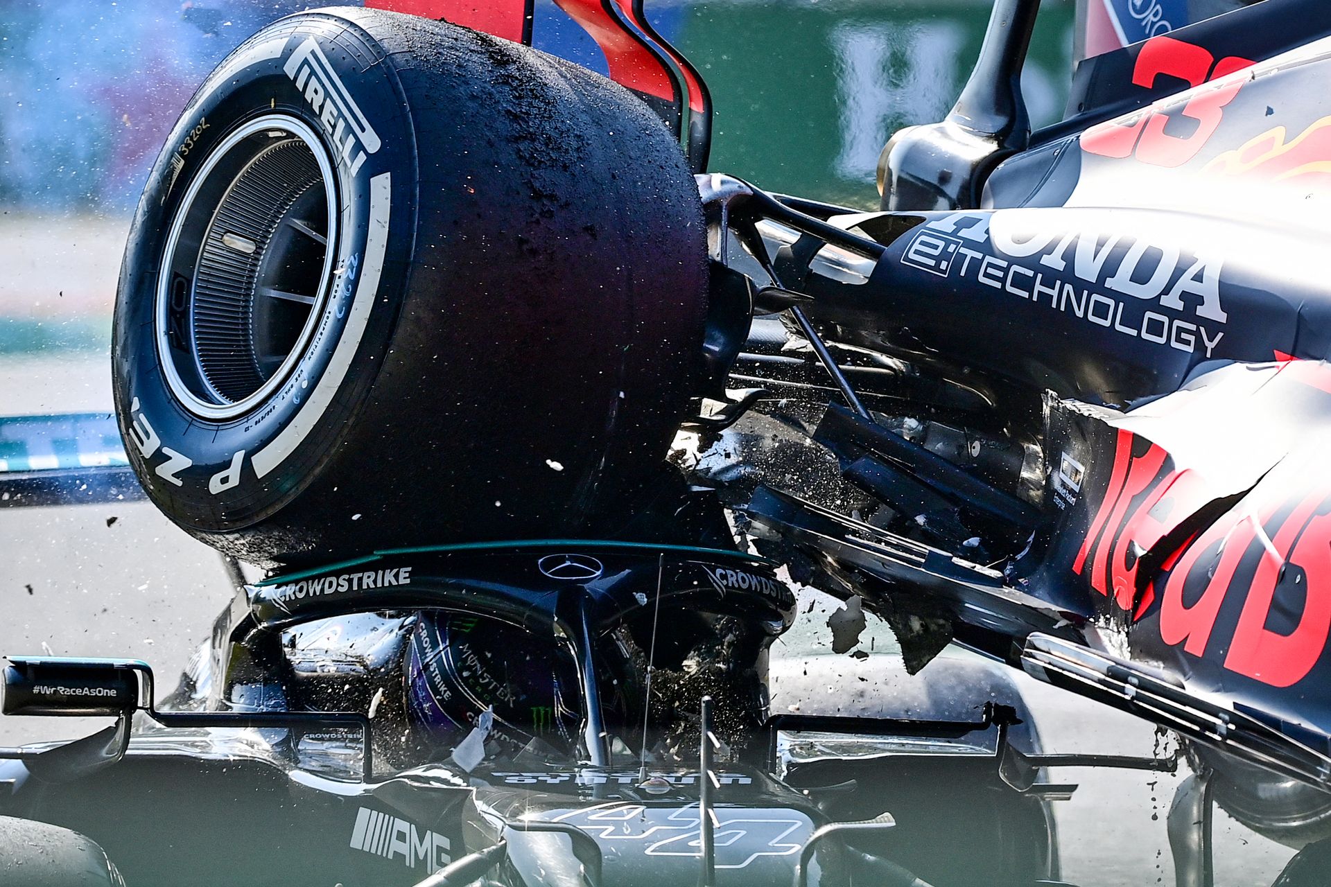 La tête de Lewis Hamilton sous la roue arrière droite de la Red Bull de Max Verstappen