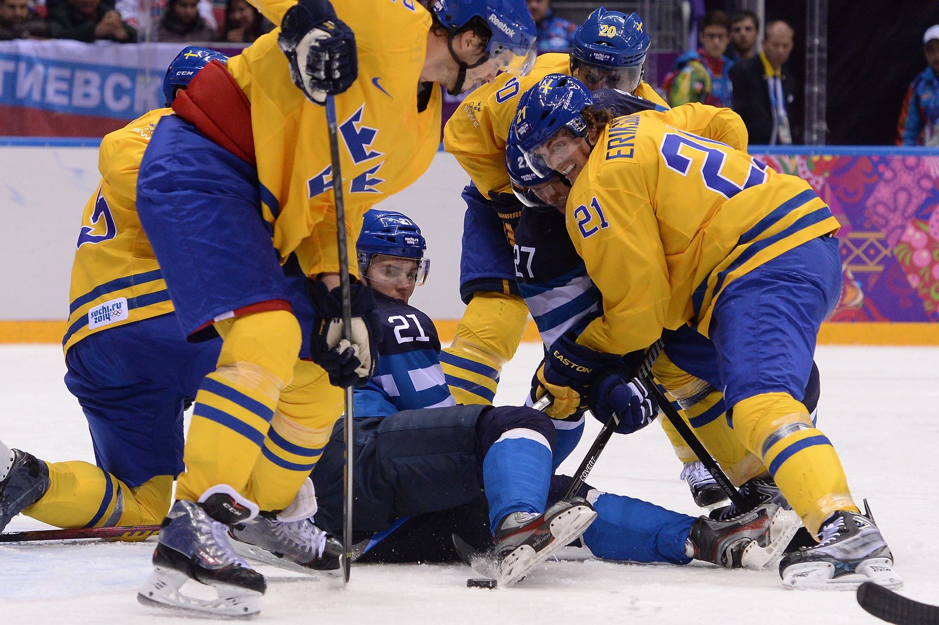 Hockey sur glace : la Suède décroche le premier ticket pour la finale -  