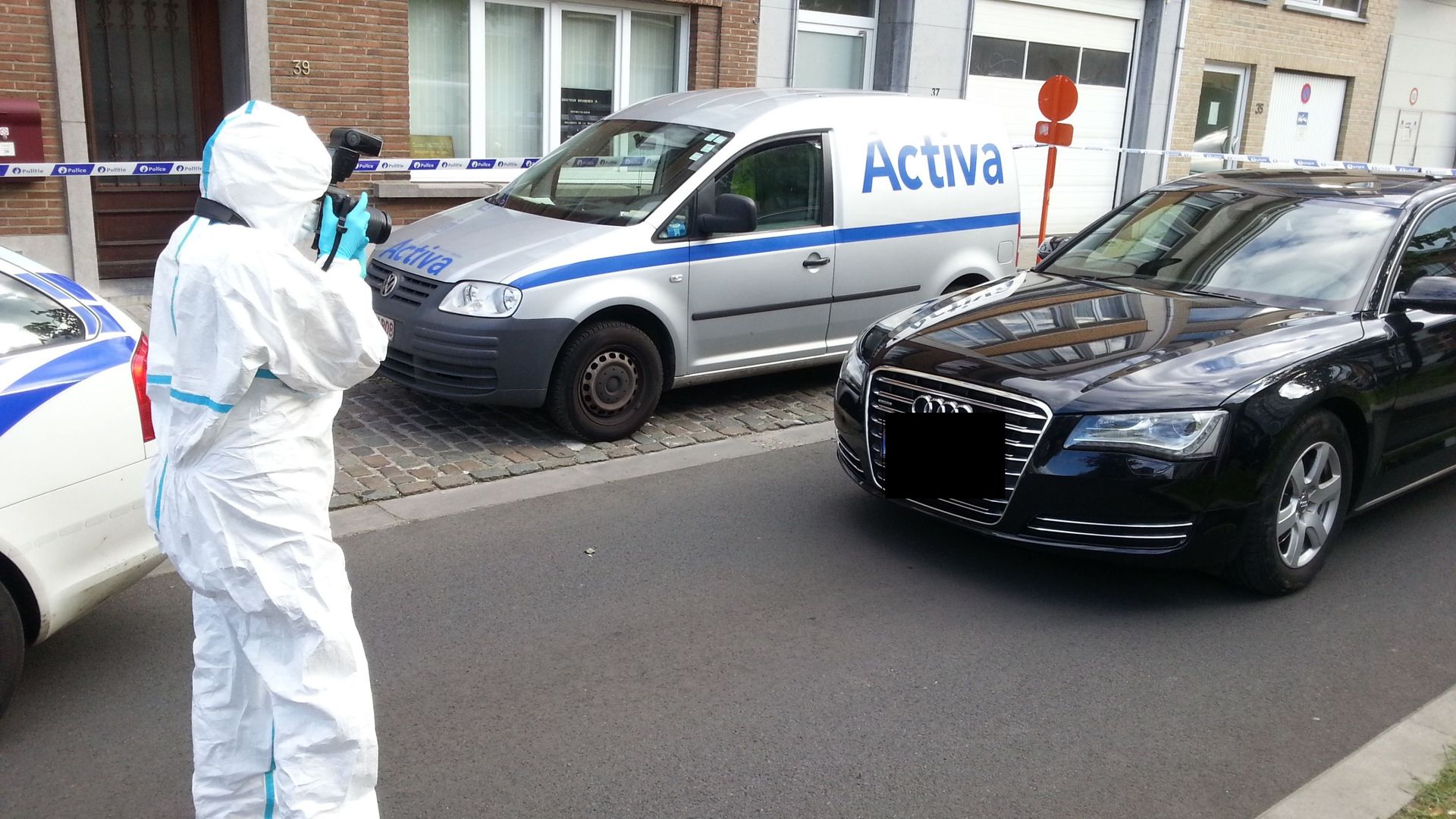 La police scientifique au travail sur l'Audi suspecte