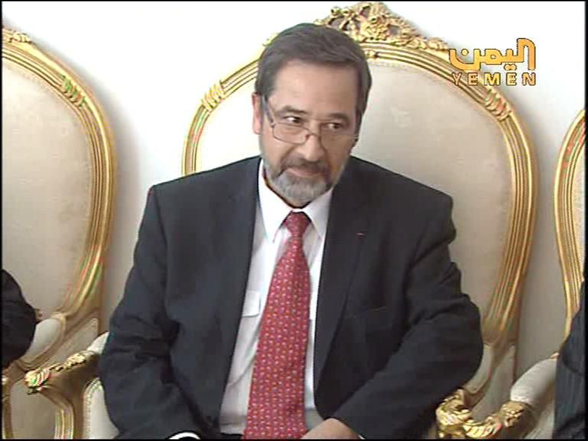 François Frisonroche s'entretient avec le président Abd Rabo Mansour Hadi en 2013. Il lui présente l'objectif de sa mission de Directeur du projet français de soutien à la transition du Yémen (2012 à 2014).
