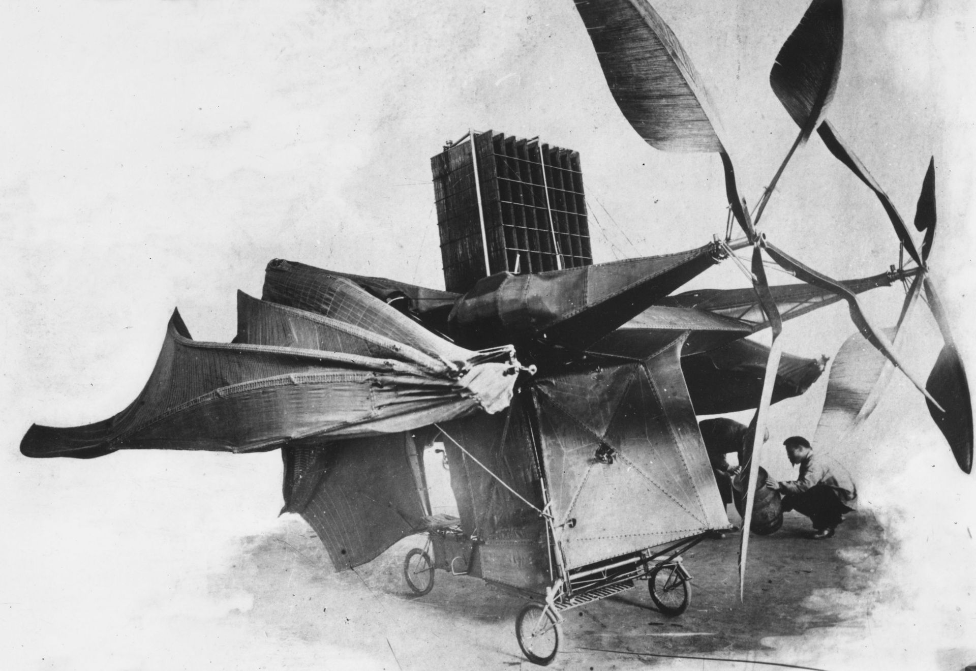 Prototype en janvier 1890 (les ailes de l'Eole sont "repliées")
