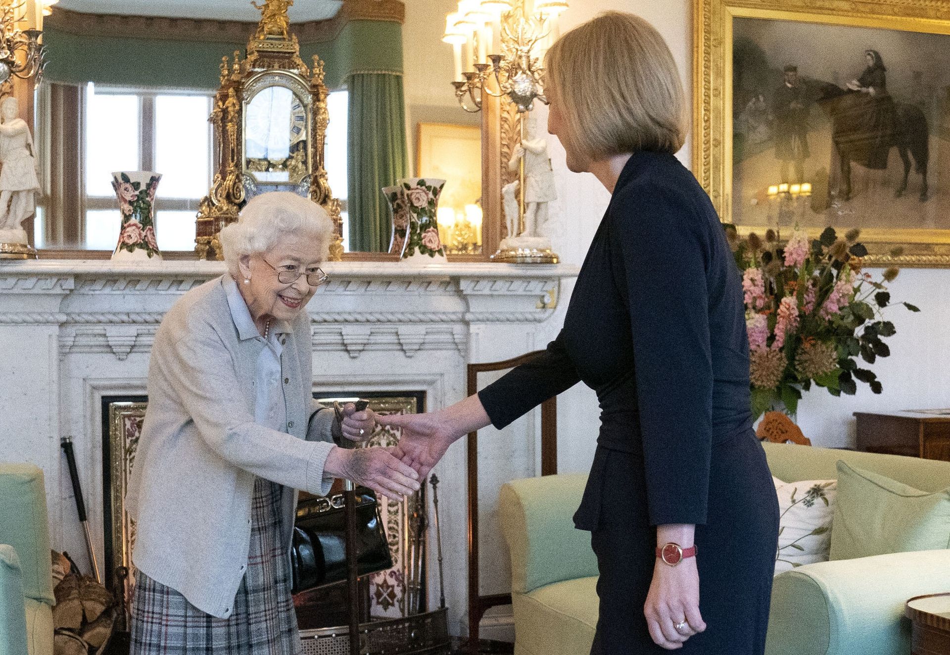 6 septembre 2022, château de Balmoral, la Reine reçoit le nouveau Premier ministre britannique, Liz Truss… Professionnelle jusqu’au bout.