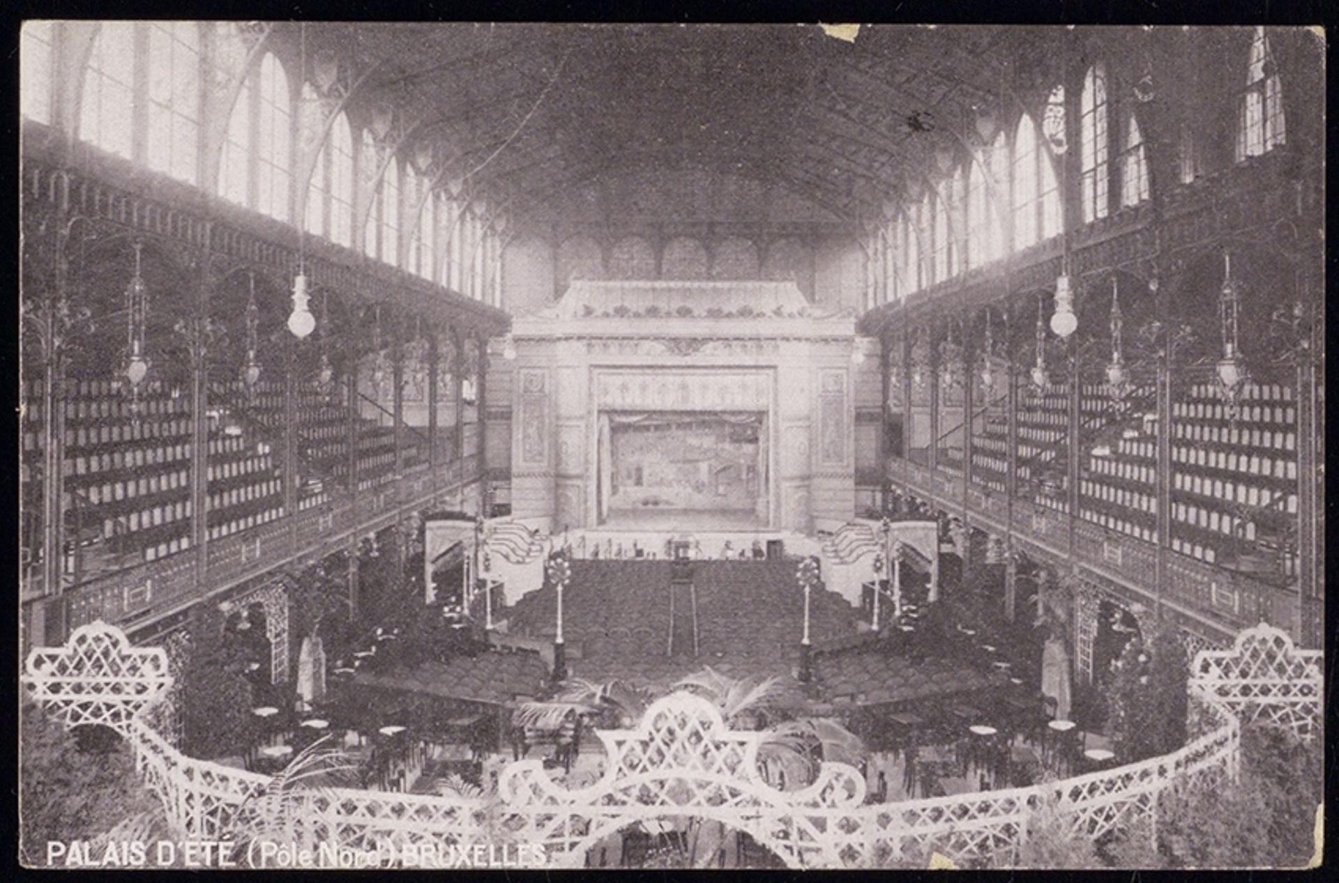 Vue de l’intérieur du Palais d’Eté prêt pour accueillir une représentation théâtrale, vers 1906-1907