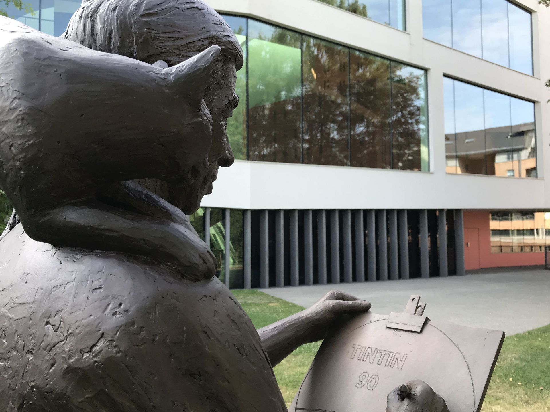 La statue d'Hergé inaugurée récemment devant le musée à LLN