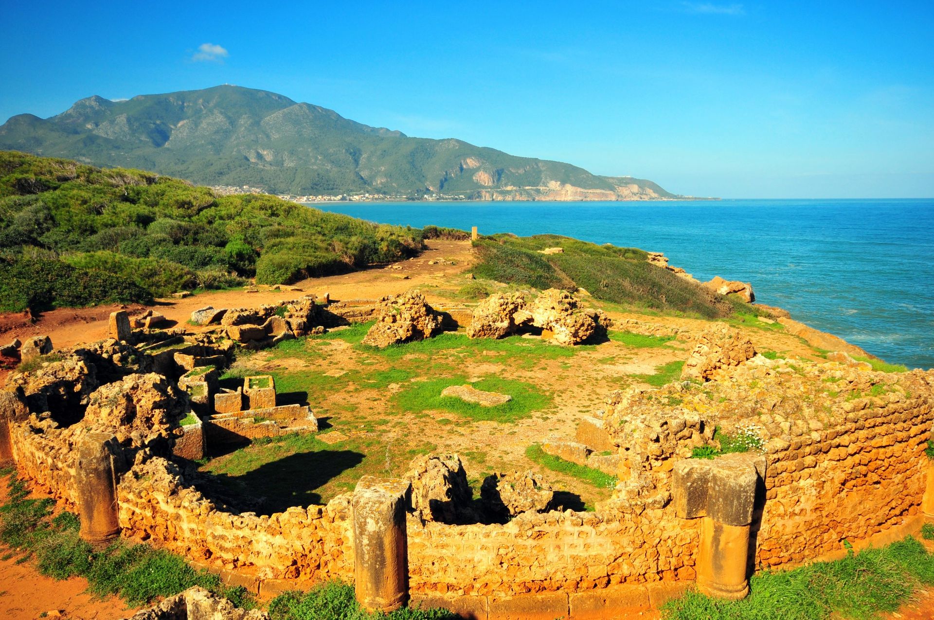 Les ruines romaines de Tipasa, en Algérie, menacées par la montée des eaux.