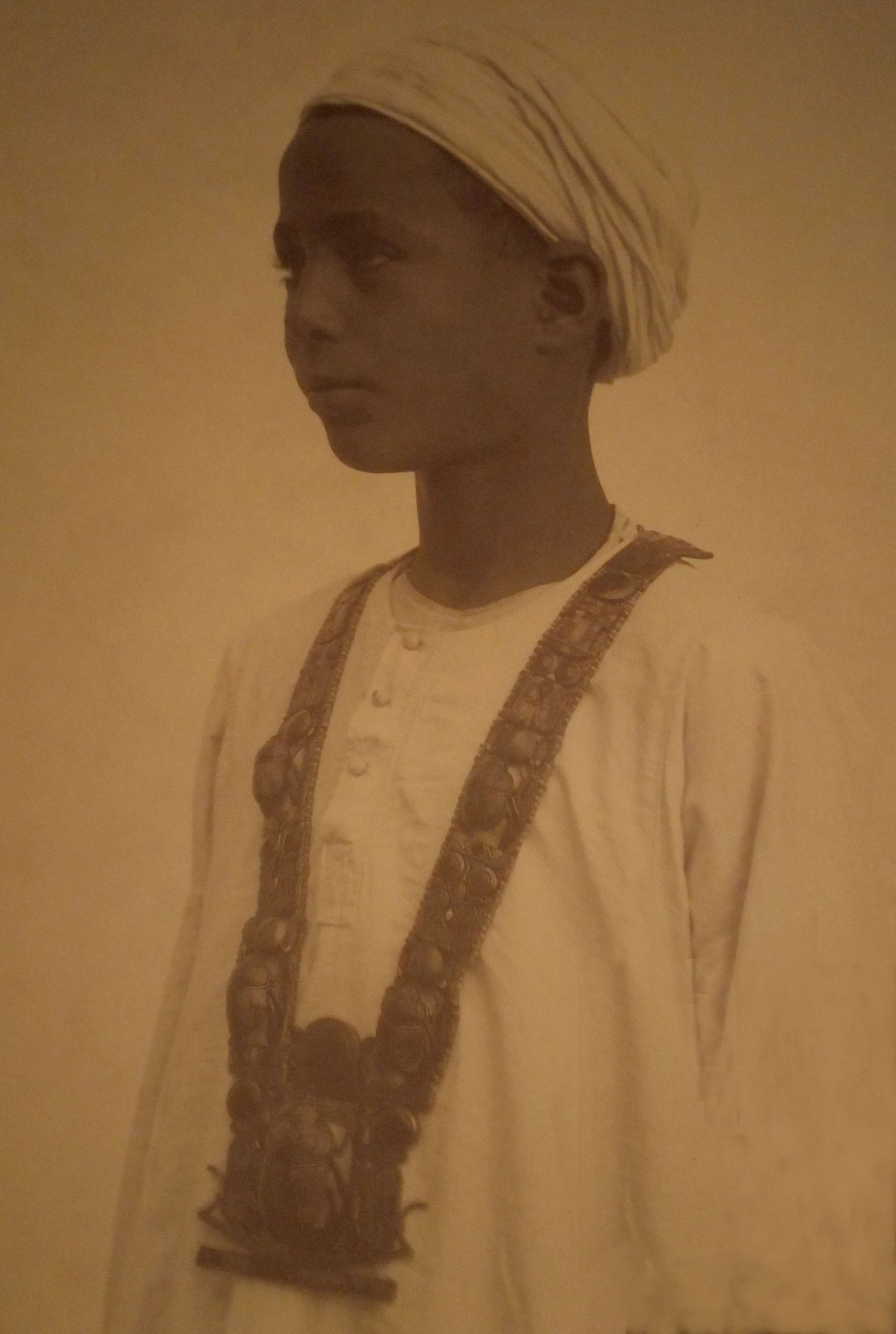Hussein Abdel-Rassoul, 12 ans, porteur d'eau sur la fouille de Howard Carter et qui aurait été celui qui a découvert la première marche du tombeau de Toutânkhamon le 9 novembre 1922. Autour de son cou un collier provenant du trésor.
