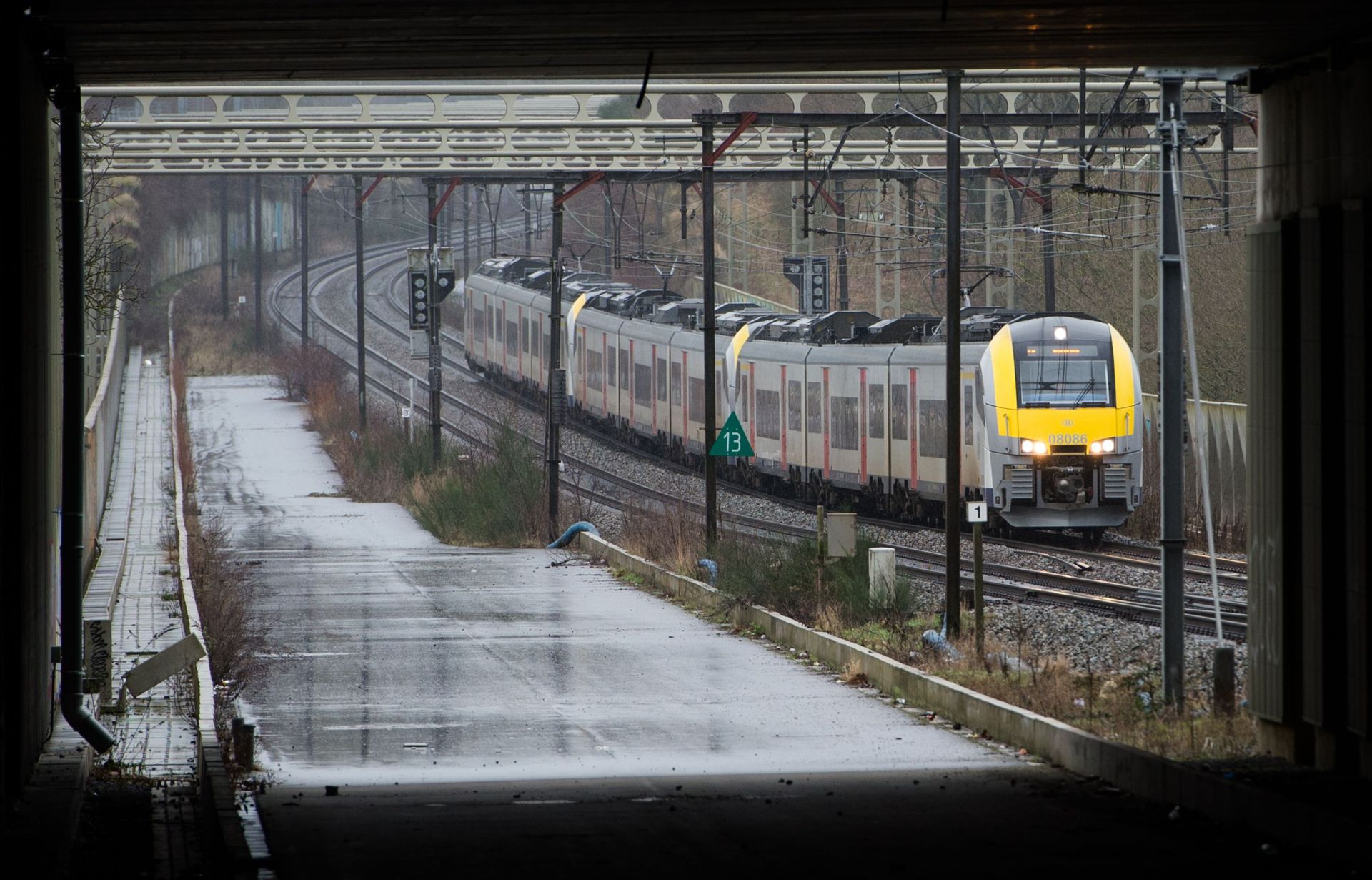 Voiture percutée par un train à Wavre: l'automobiliste a grillé le feu  rouge - L'Avenir