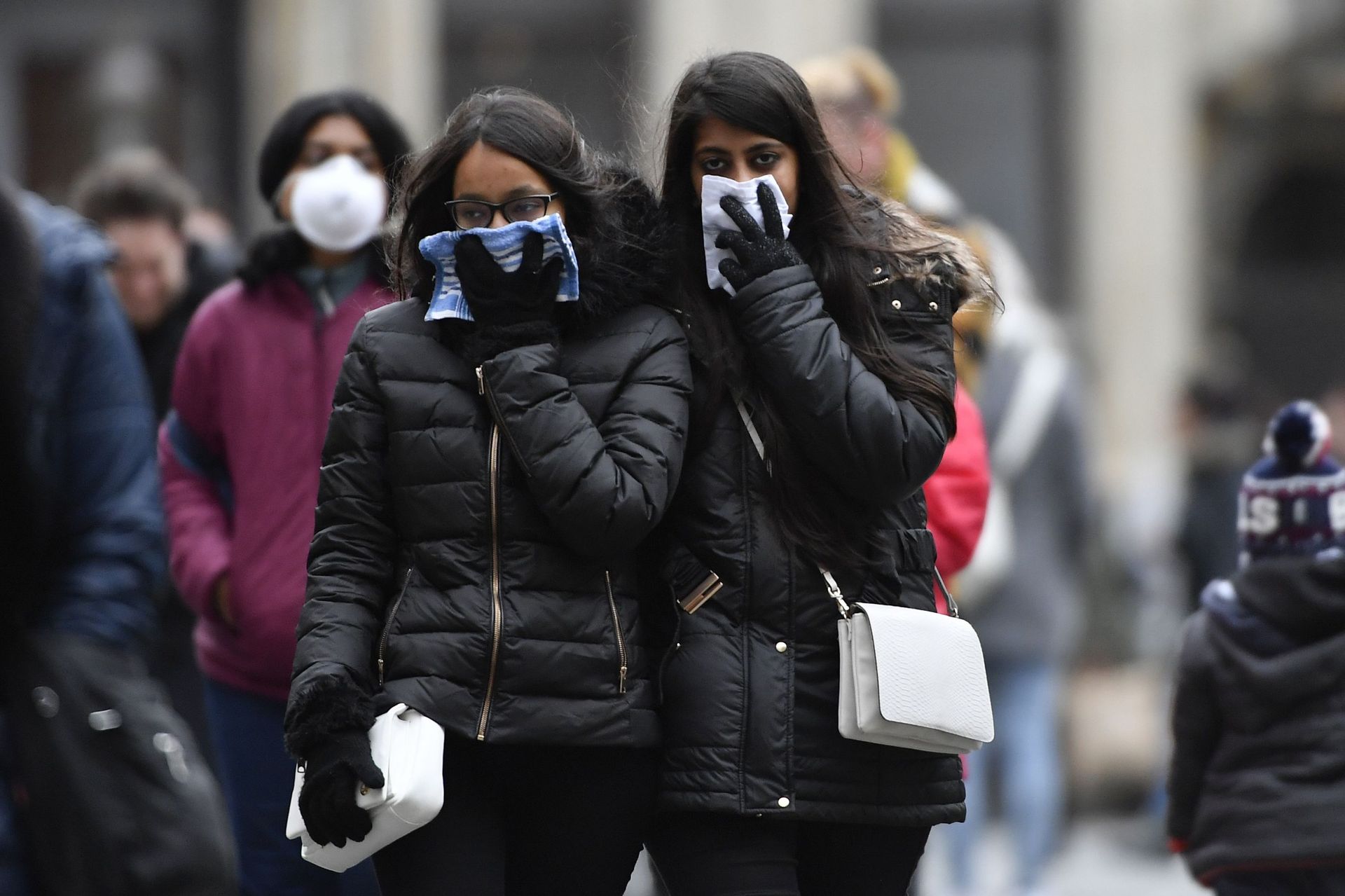 Touristes portant des masques parfois fabriqués "avec les moyens du bord" à Bruxelles, durant la crise du COVID-19