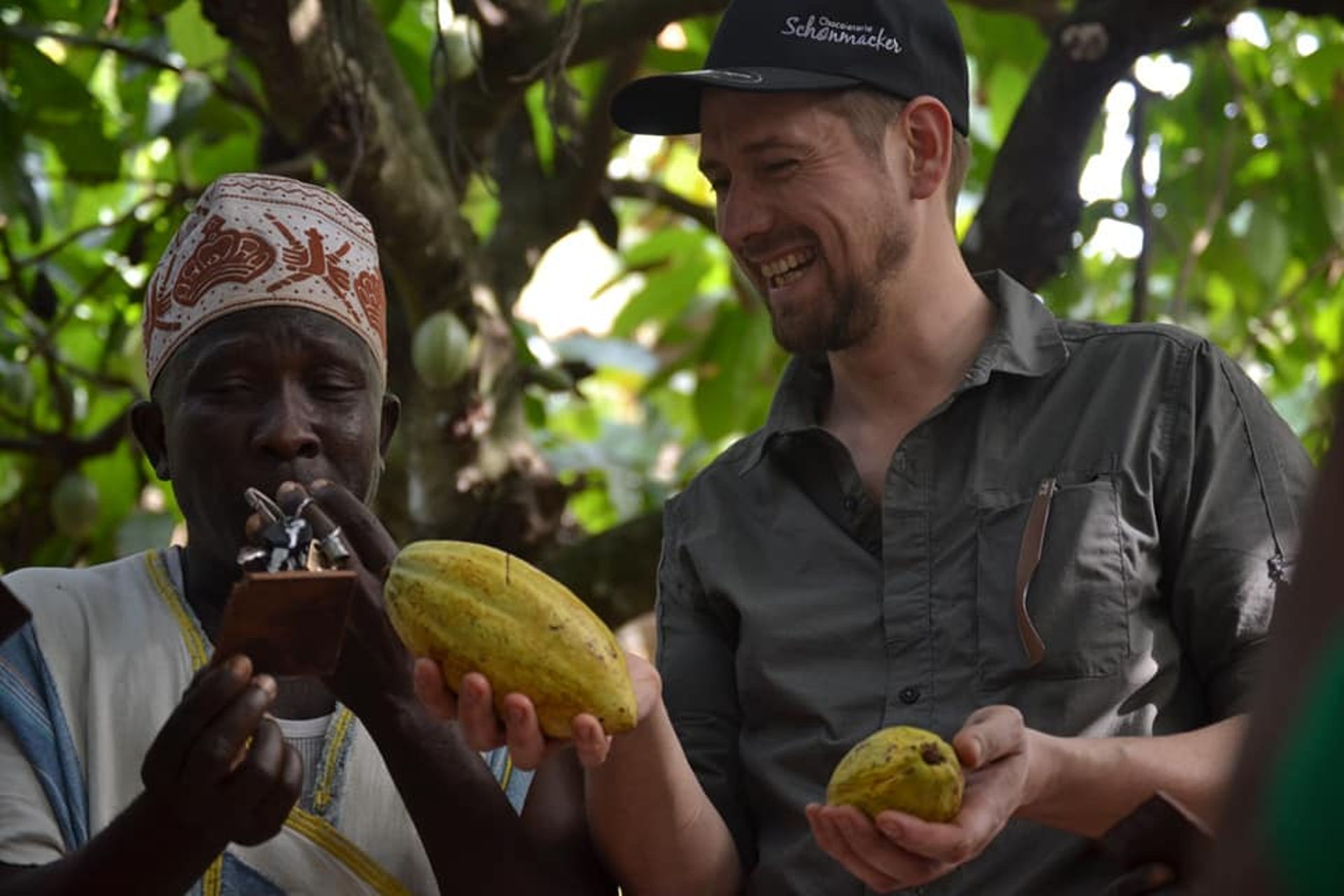 Bernard Schönmacker en compagnie d'un cultivateur de Cacaoyer en Côte d'Ivoire