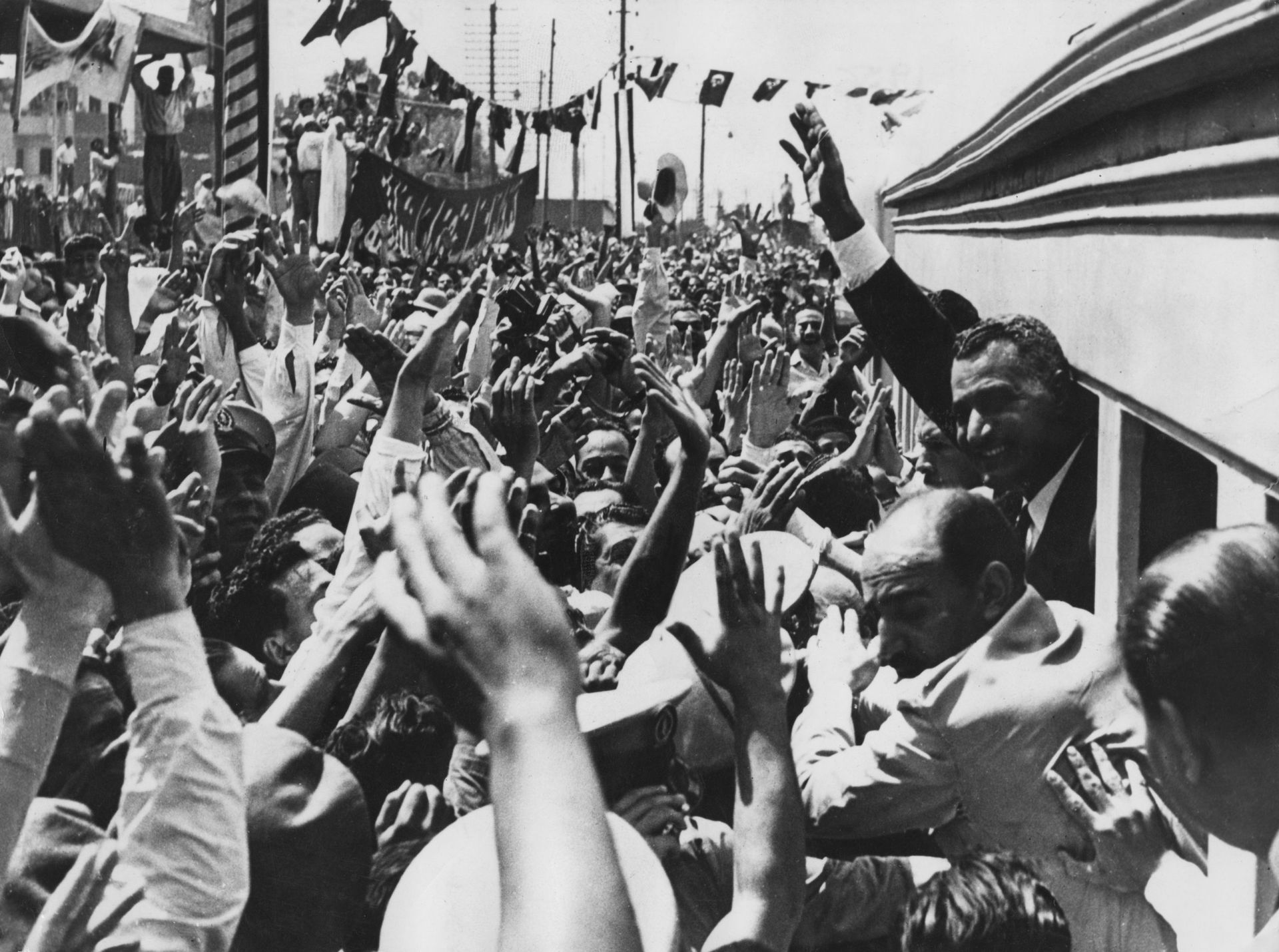 En juillet 1956, à Alexandrie, Nasser triomphe après son discours d’annonce de la nationalisation de la Société du Canal de Suez.