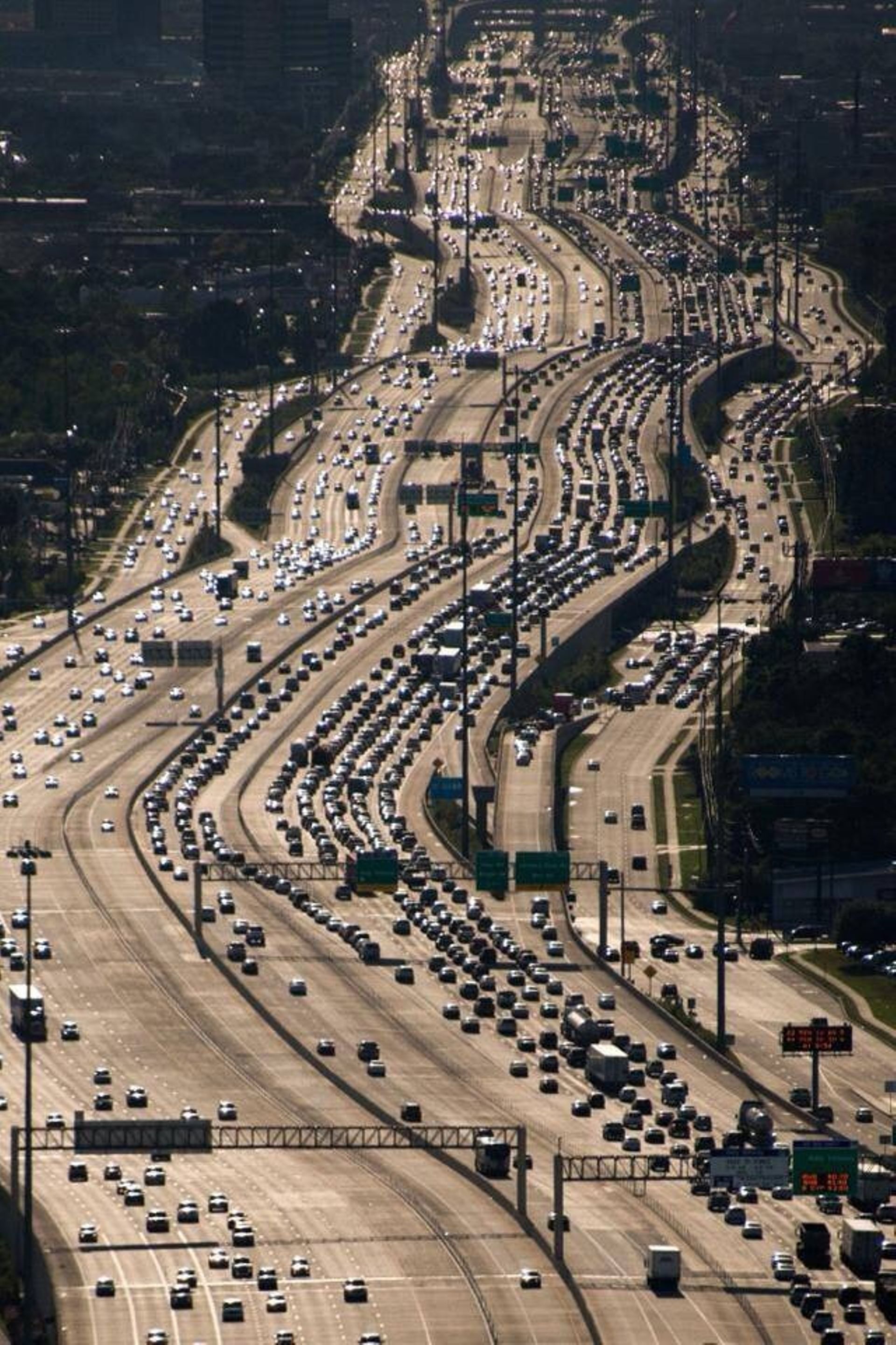 La Katy Freeway à Houston, considéré comme le cas d'école du trafic induit. La largeur de la route atteint 26 bandes de circulation par endroit.
