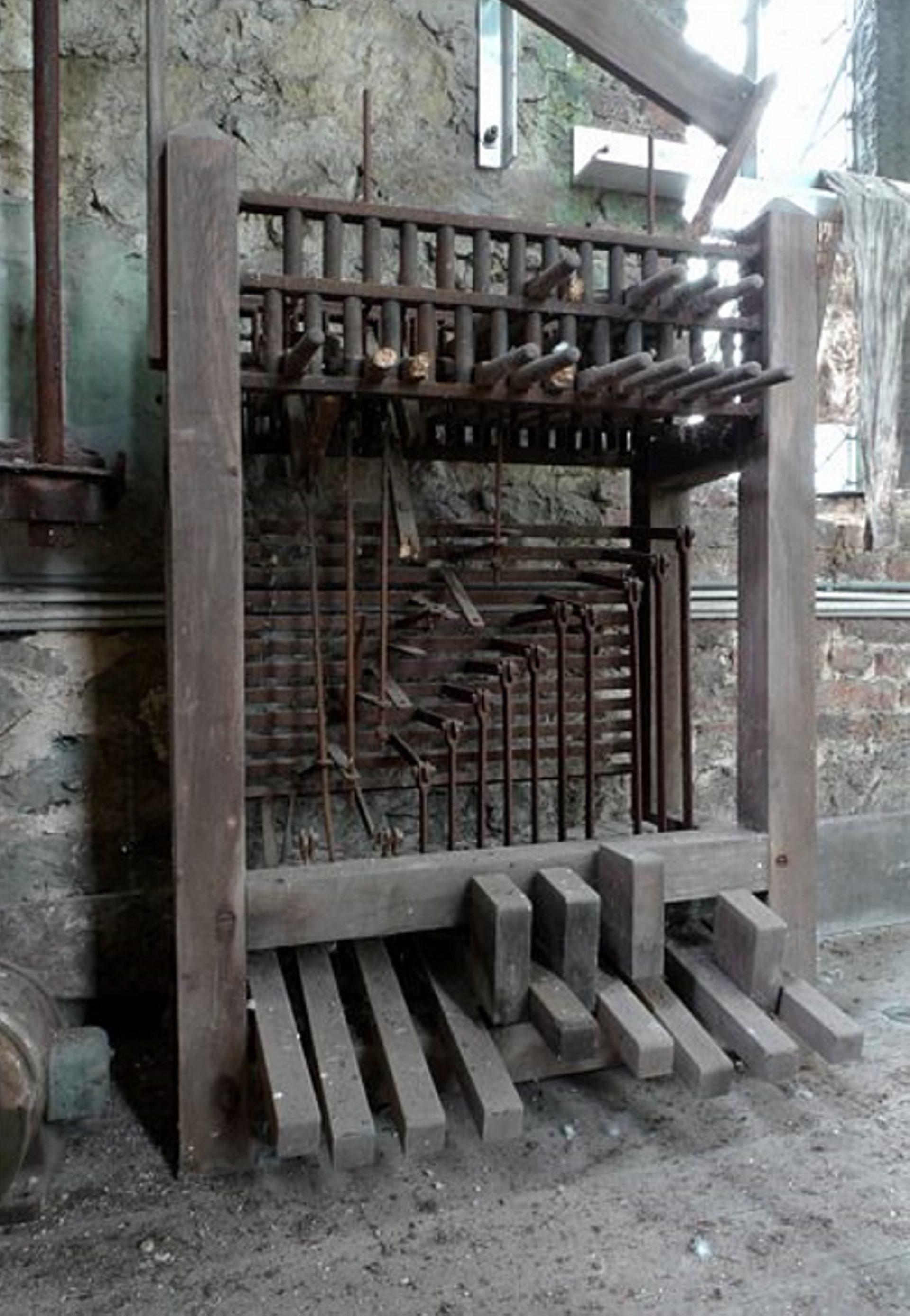 Dans la tour sud de l'abbatiale de Maredsous, le clavier du pseudo-carillon...