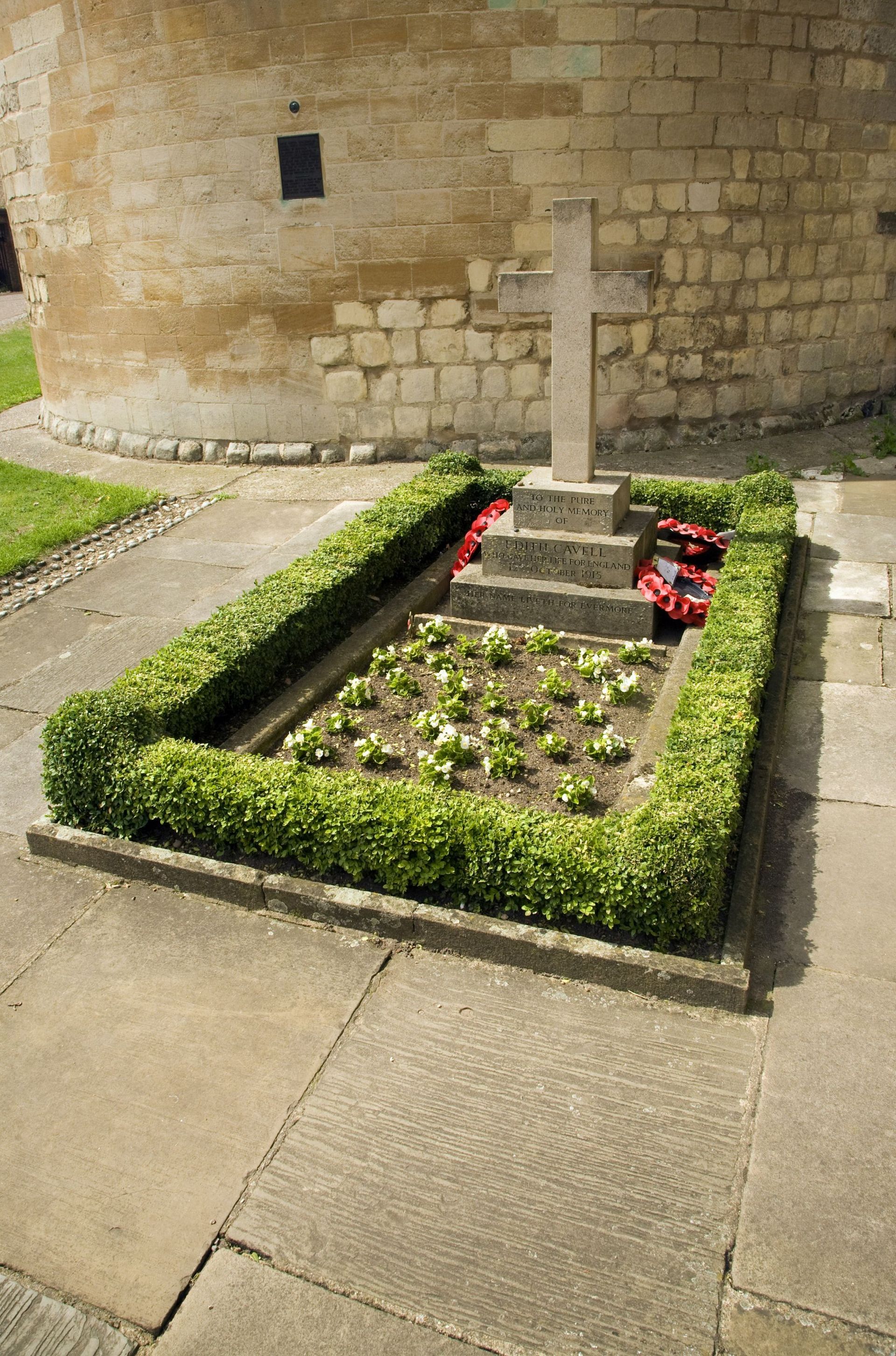 La tombe d’Edith Cavell, au pied de la cathédrale de Norwich.