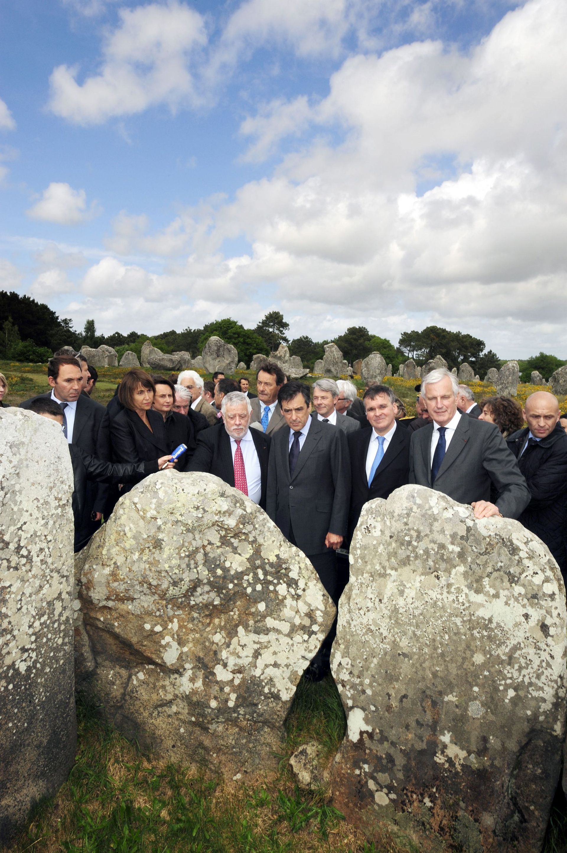 François Fillon (alors Premier ministre), Christine Albanel (ministre de la Culture), Michel Barnier (Agriculture) et Yves Coppens à Carnac, le 15 mai 2009.