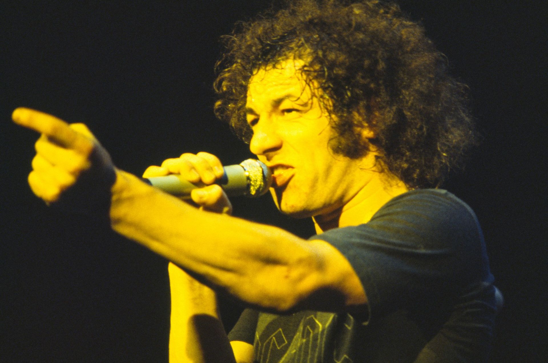 Brian Johnson sur scène avec AC/DC à Londres en novembre 1980