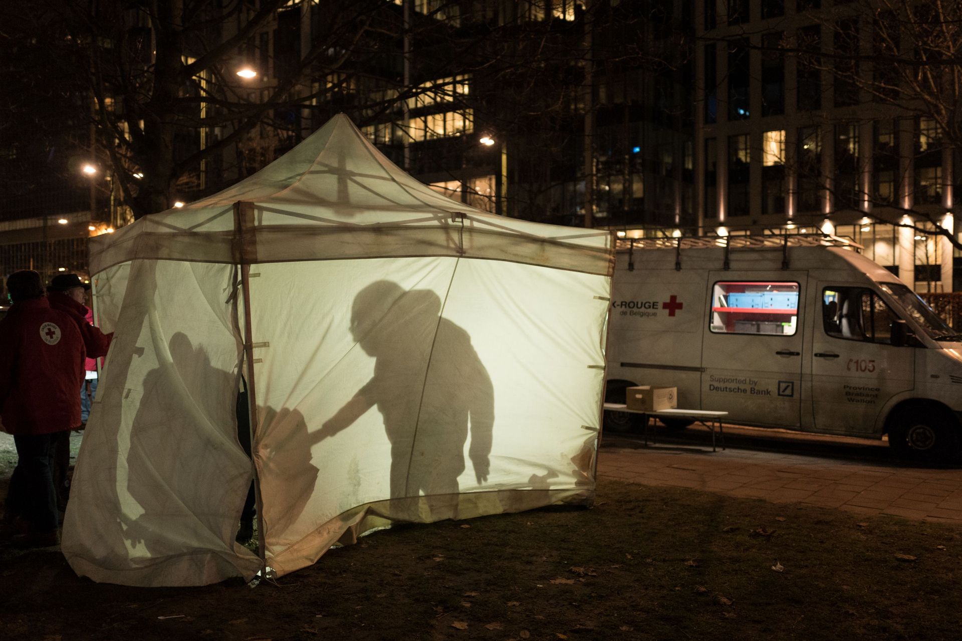 Au parc Maximilien,  la Croix-Rouge monte une tente pour soigner et accueillir des migrants et des réfugiés attendant des bénévoles qui les hébergent