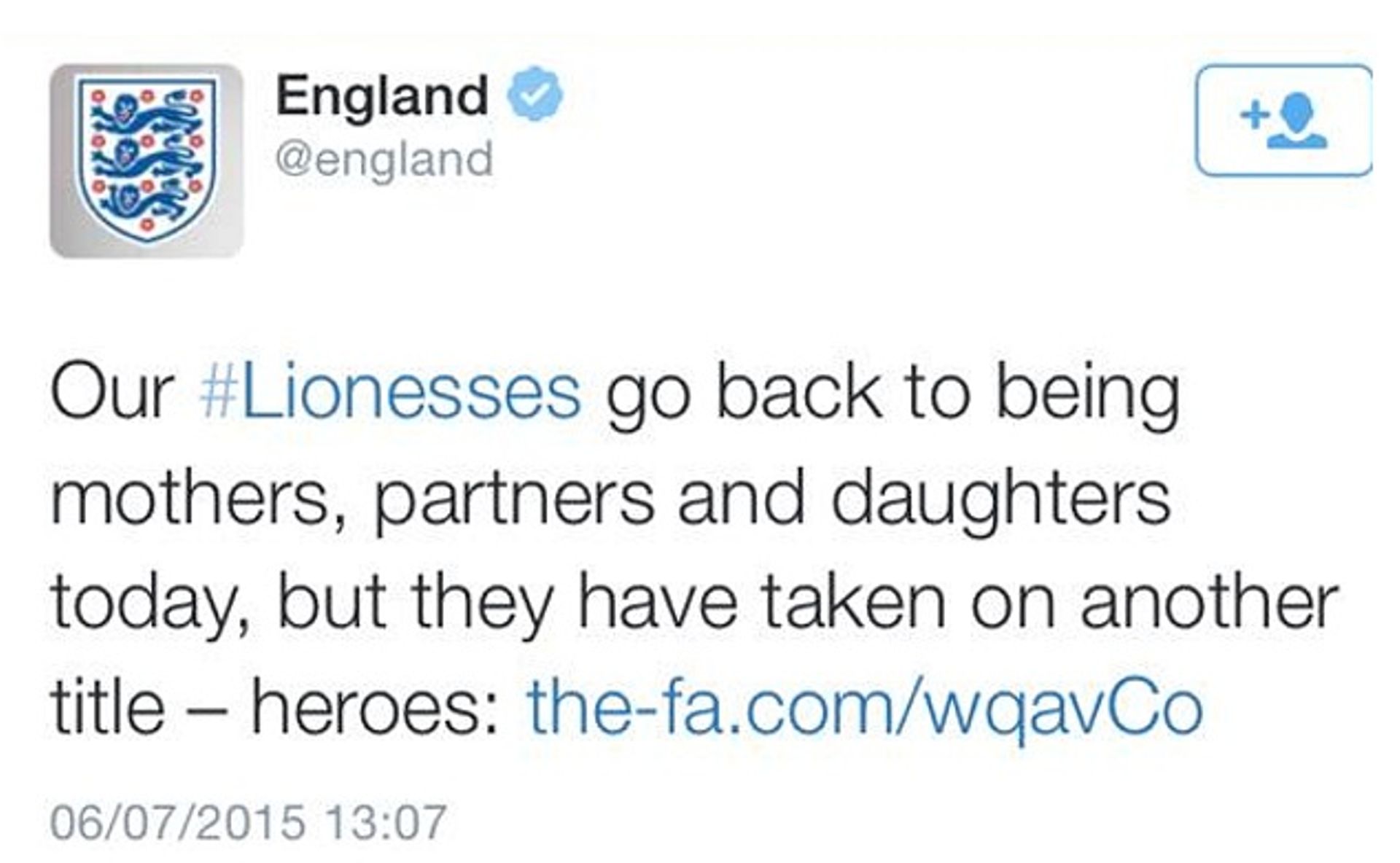 Tweet sexiste de la Fédération anglaise de football au retour de l'équipe féminine de la Coupe du monde 2015