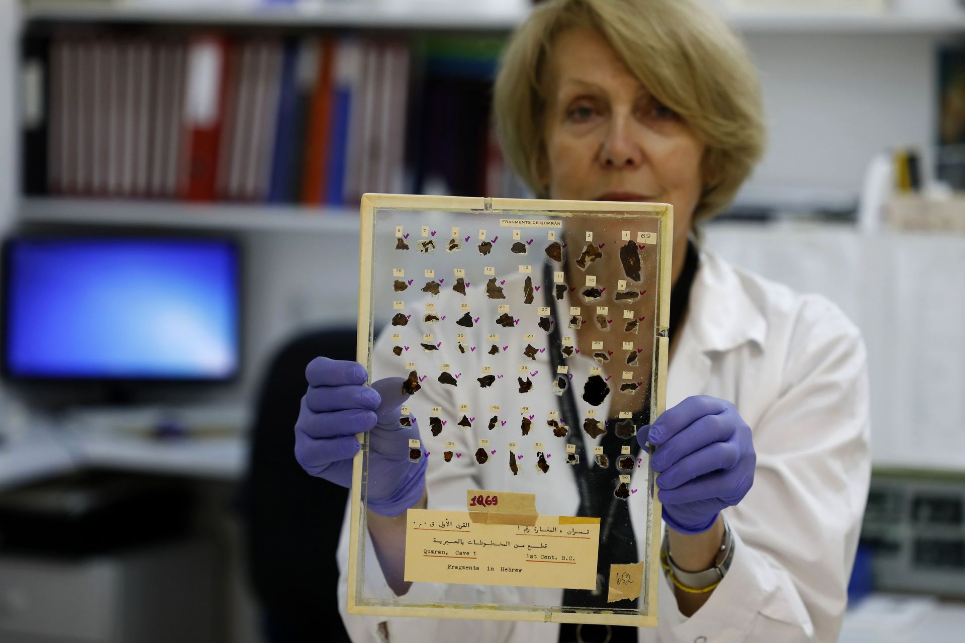 Tatyana Bitler, conservatrice à l'Autorité israélienne des Antiquités, montre des fragments de manuscrits de la mer Morte, dans un laboratoire à Jérusalem, le 2 juin 2020