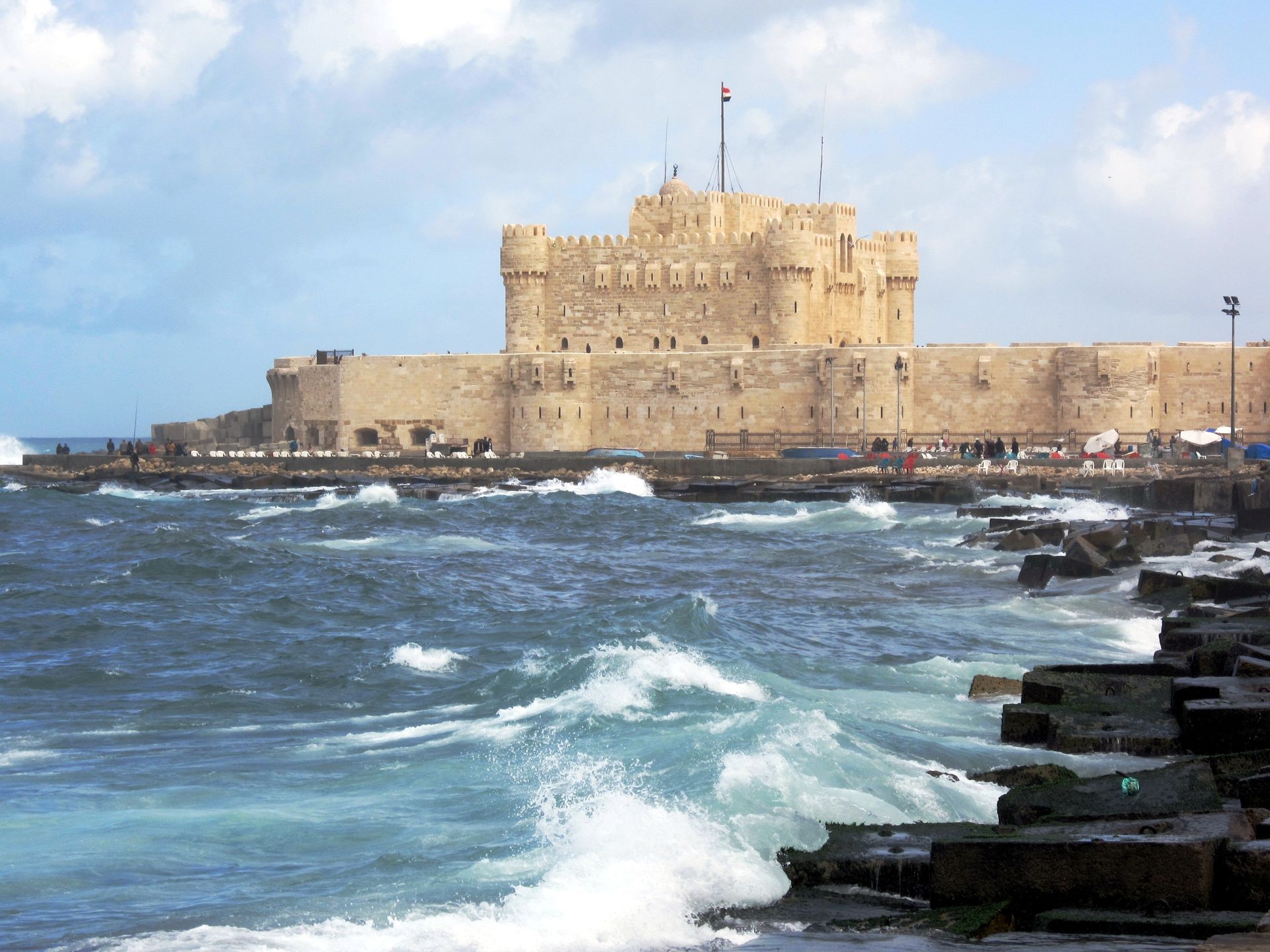 La citadelle de Qaitbay si tient à la place du légendaire Phare d’Alexandrie.