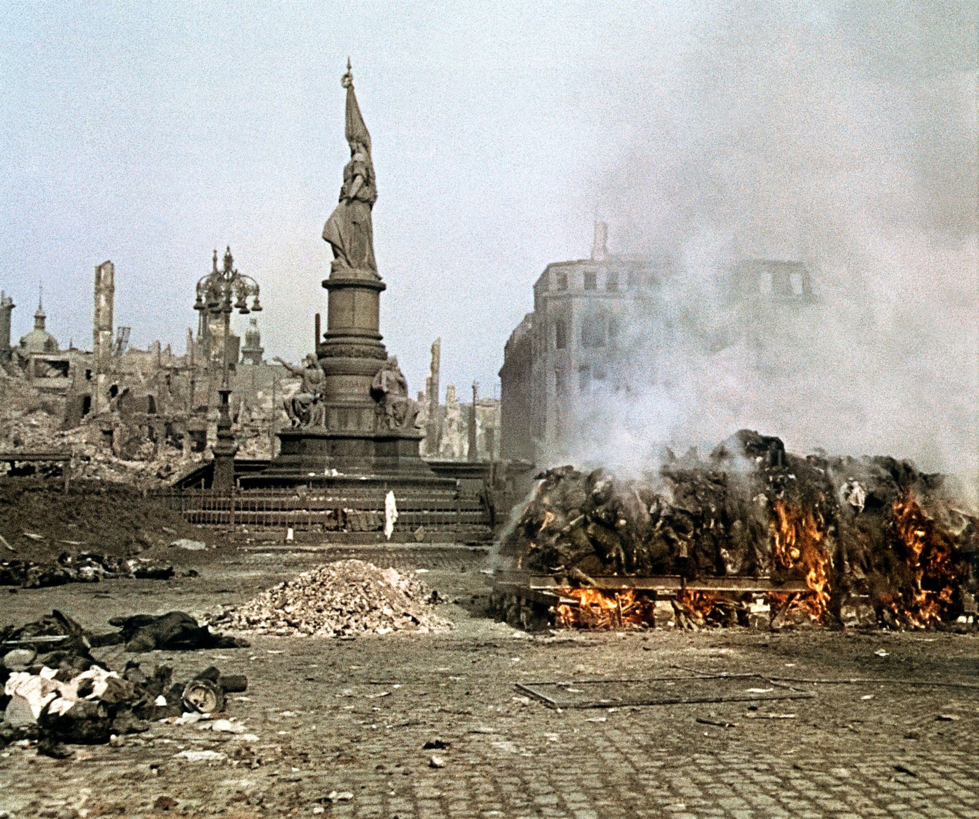 Dresde, 1945 : les corps des victimes des bombardements sont brûlés sur la Altmarkt…