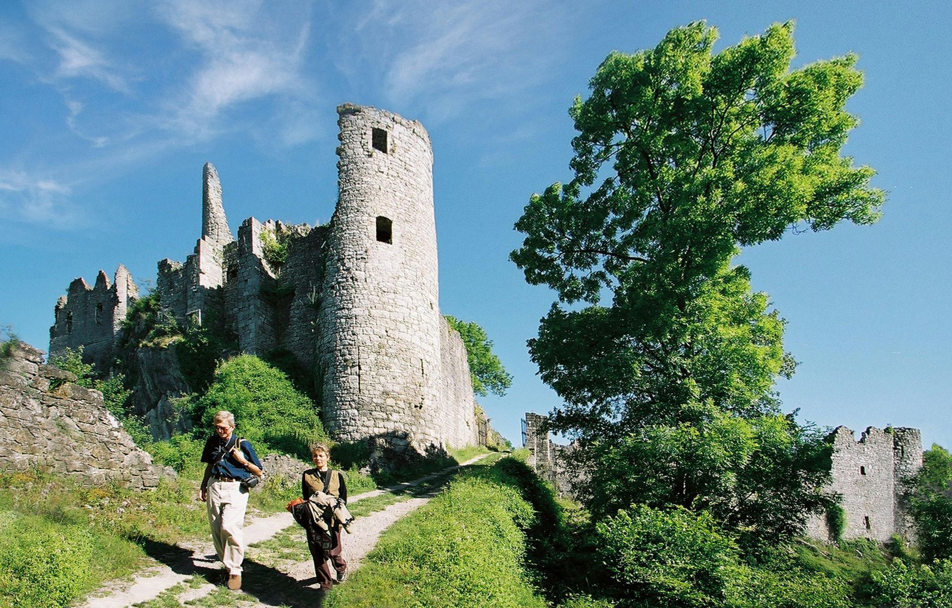 Plongée au Moyen-Âge avec les ruines de Château Fort de Montaigle